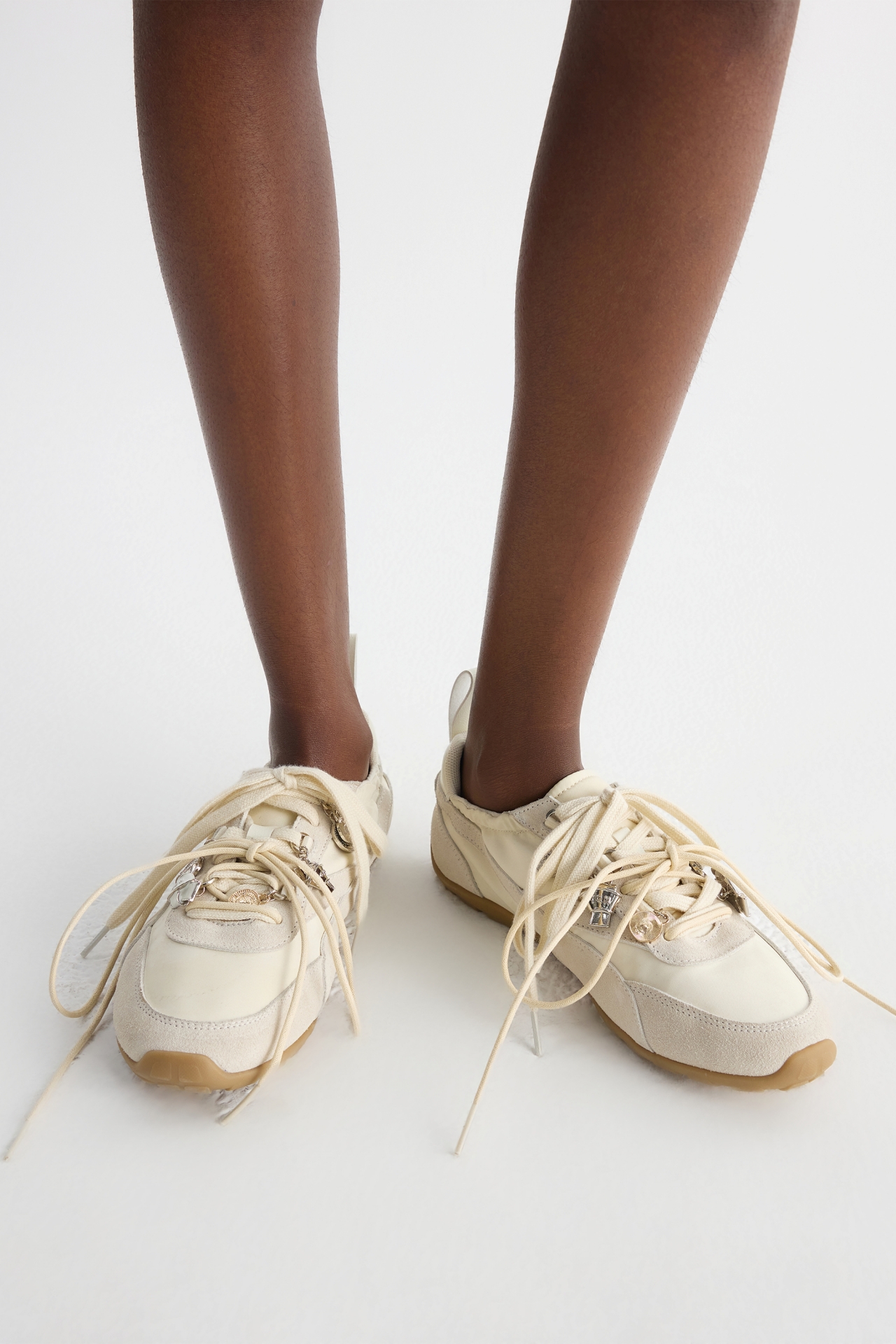 STUD-DETAIL LOW TOP SNEAKERS (F26AC12011IV)