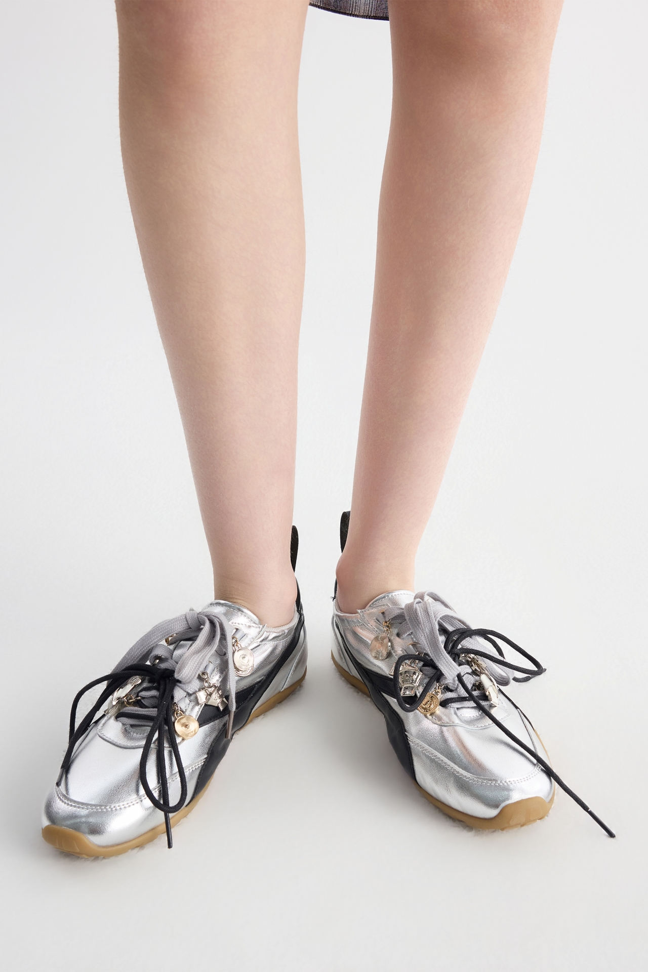 STUD-DETAIL LOW TOP SNEAKERS (F26AC12012SV)