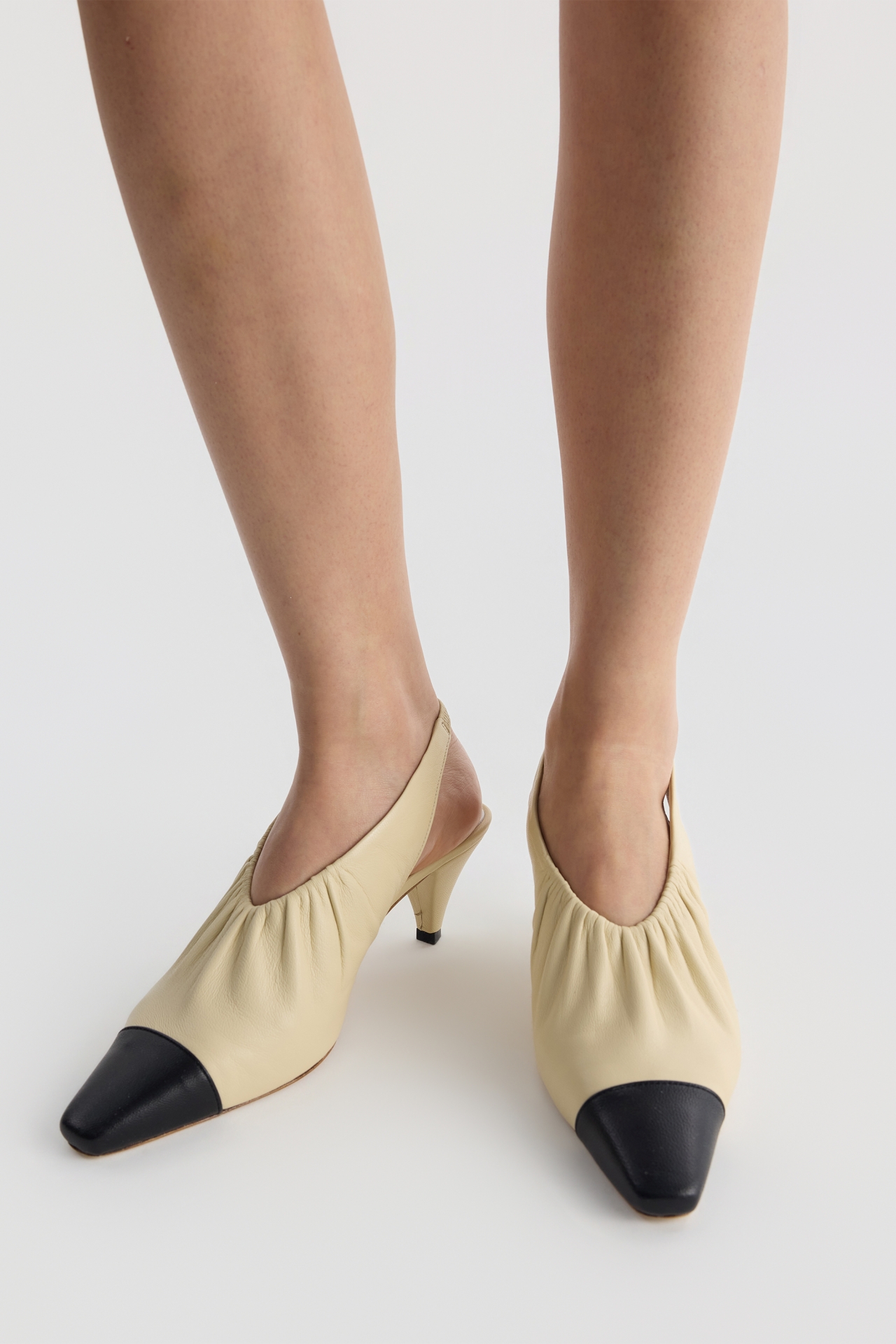 RUCHED SLINGBACK PUMPS (F26AC12041BE)