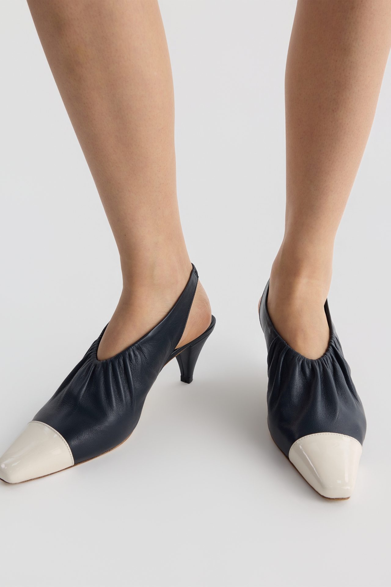 RUCHED SLINGBACK PUMPS (F26AC12041NV)