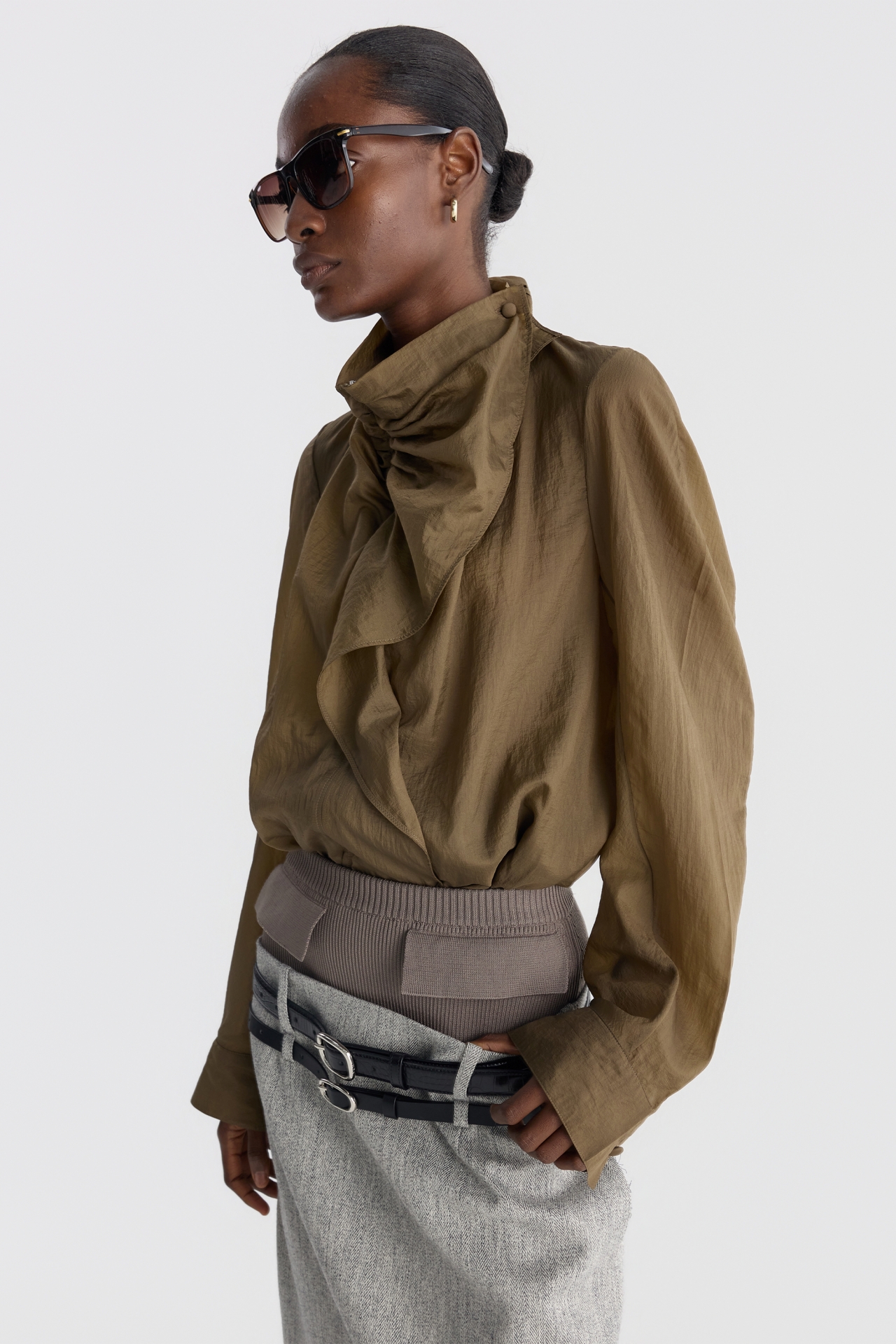 ZIP-FRONT NECK SCARF BLOUSE (F26BL4092BR)