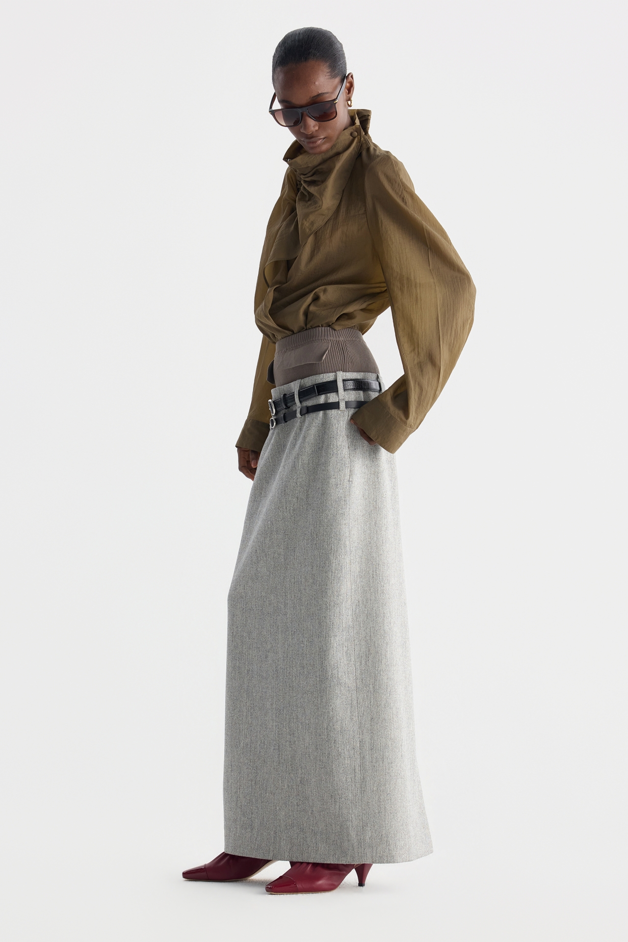 ZIP-FRONT NECK SCARF BLOUSE (F26BL4092BR)