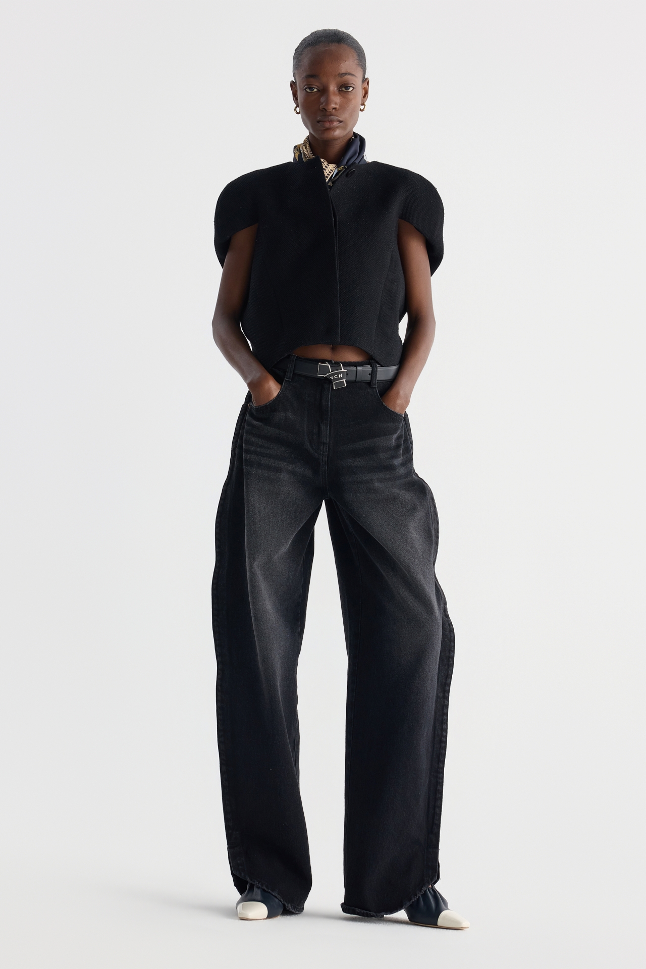 HIGH-WAIST WASHED JEANS (F26DB8061BK)