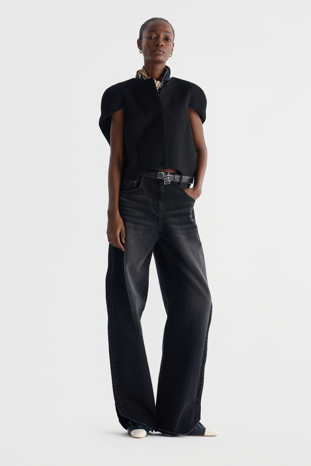 HIGH-WAIST WASHED JEANS (F26DB8061BK)