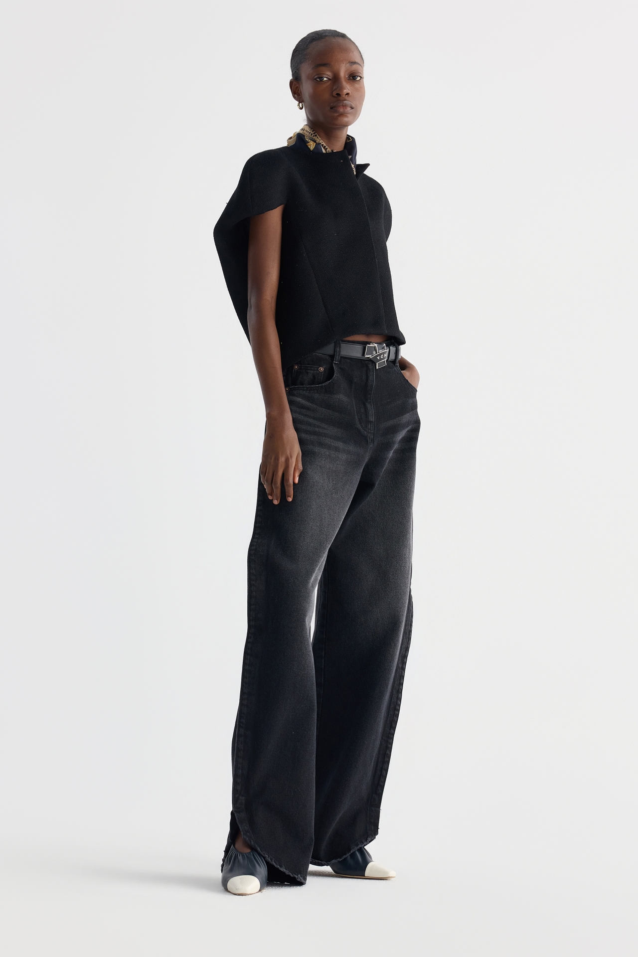 HIGH-WAIST WASHED JEANS (F26DB8061BK)