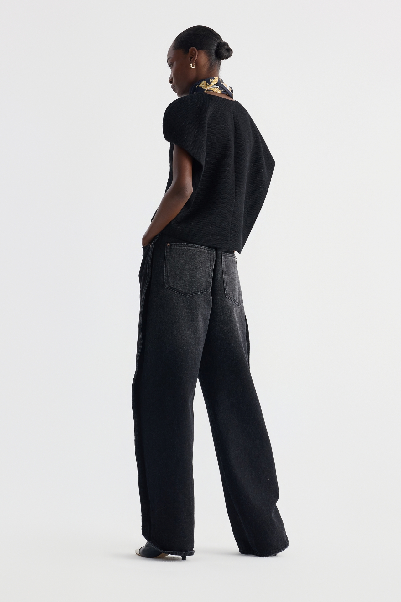 HIGH-WAIST WASHED JEANS (F26DB8061BK)