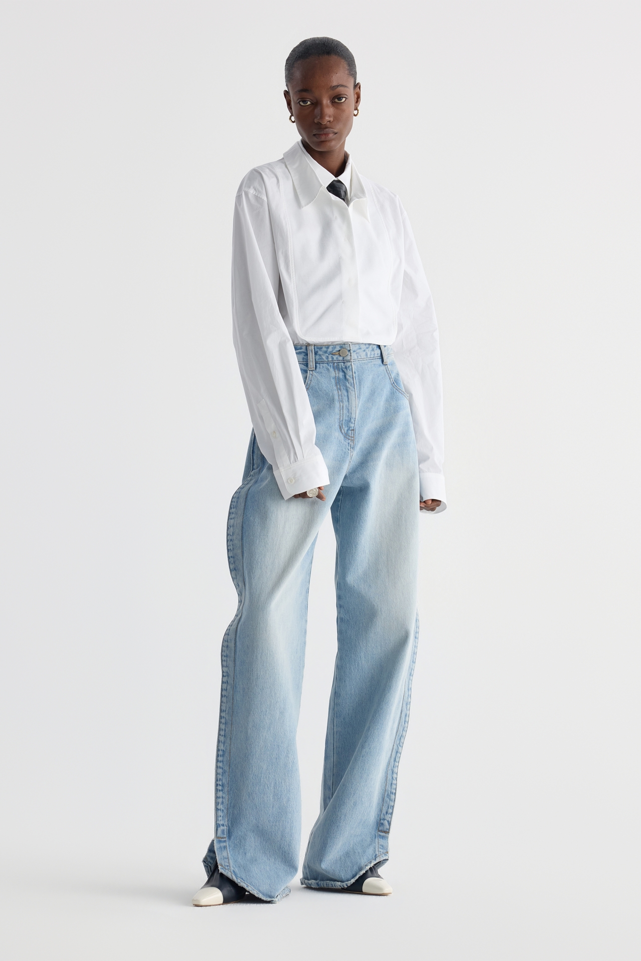 HIGH-WAIST WASHED JEANS (F26DB8061BL)
