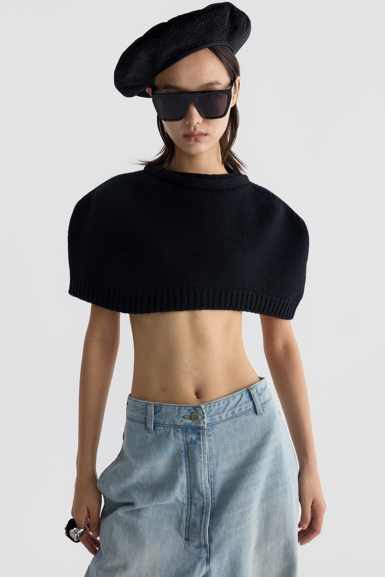 CROPPED KNIT CAPE (F26KT9051BK)