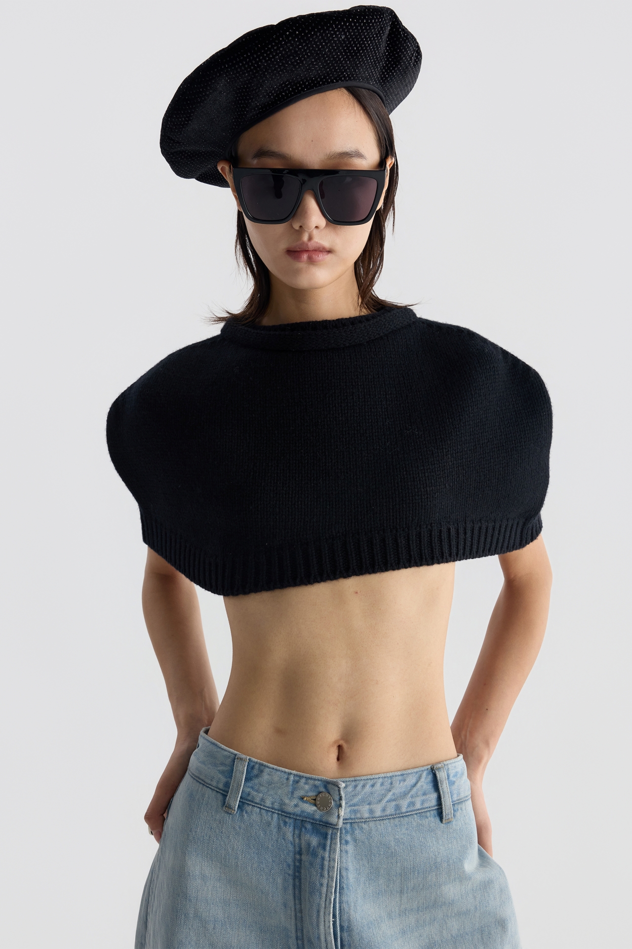 CROPPED KNIT CAPE (F26KT9051BK)