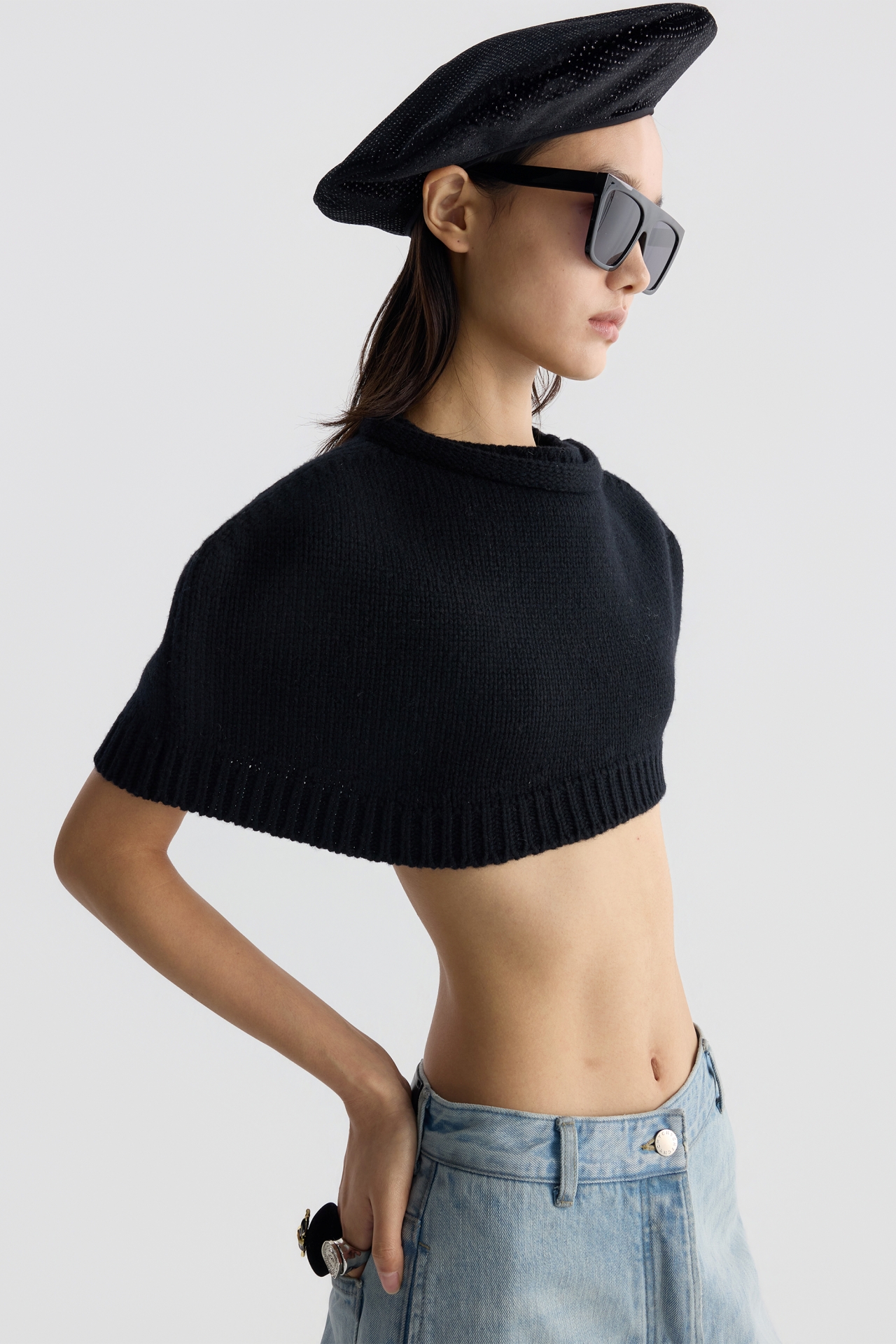 CROPPED KNIT CAPE (F26KT9051BK)