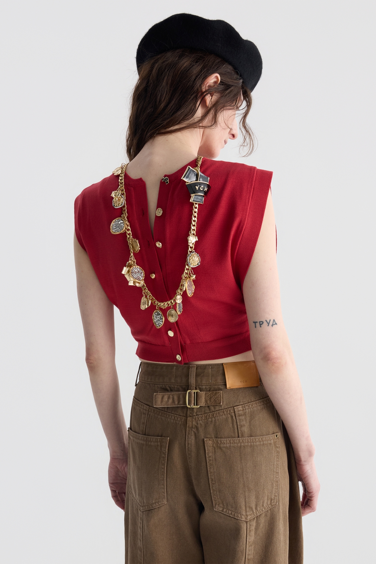 SLEEVELESS CROPPED KNIT TOP (F26KT9071RD)