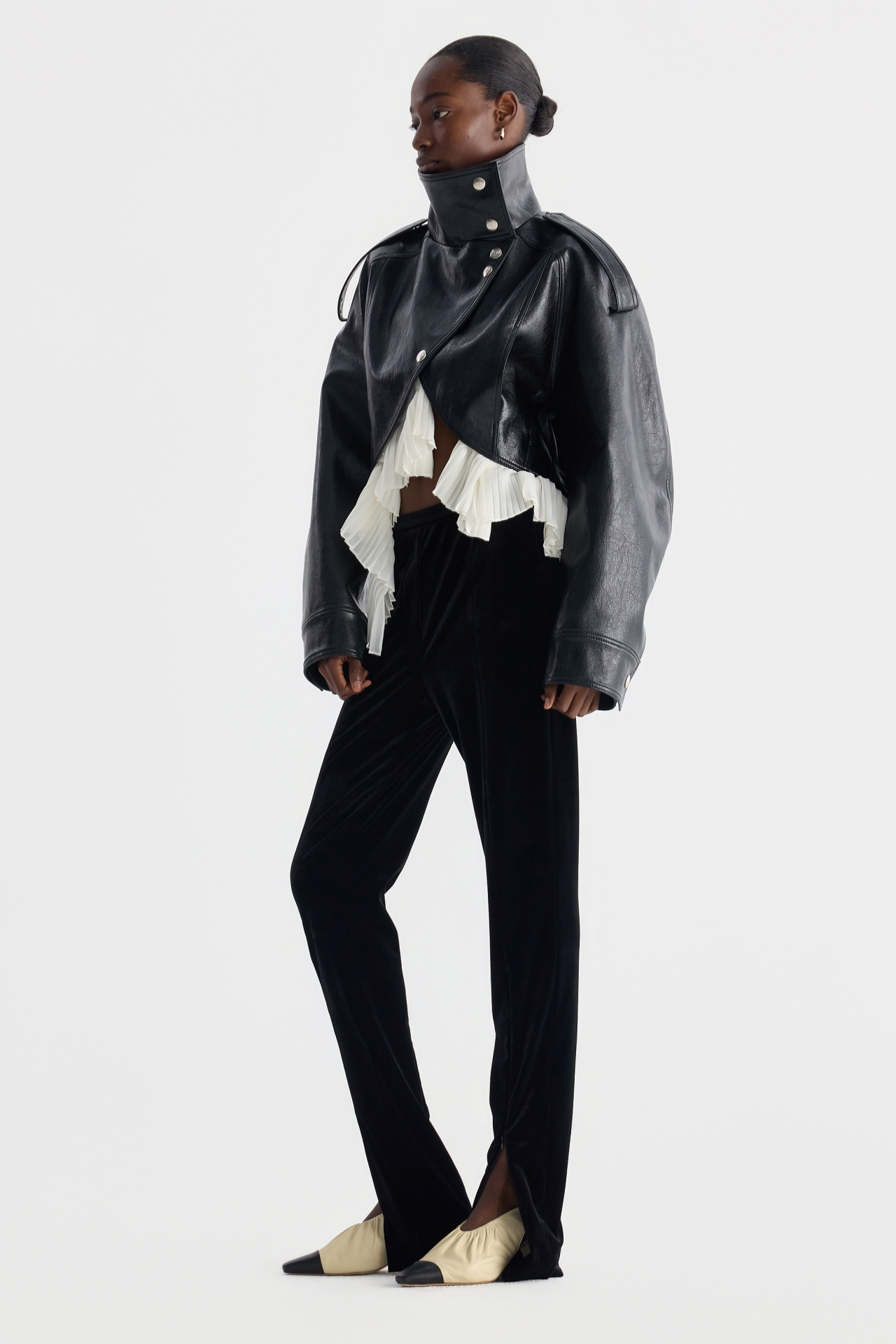 DETACHABLE PLEATED-HEM CROPPED JACKET (F26OT0031BK)