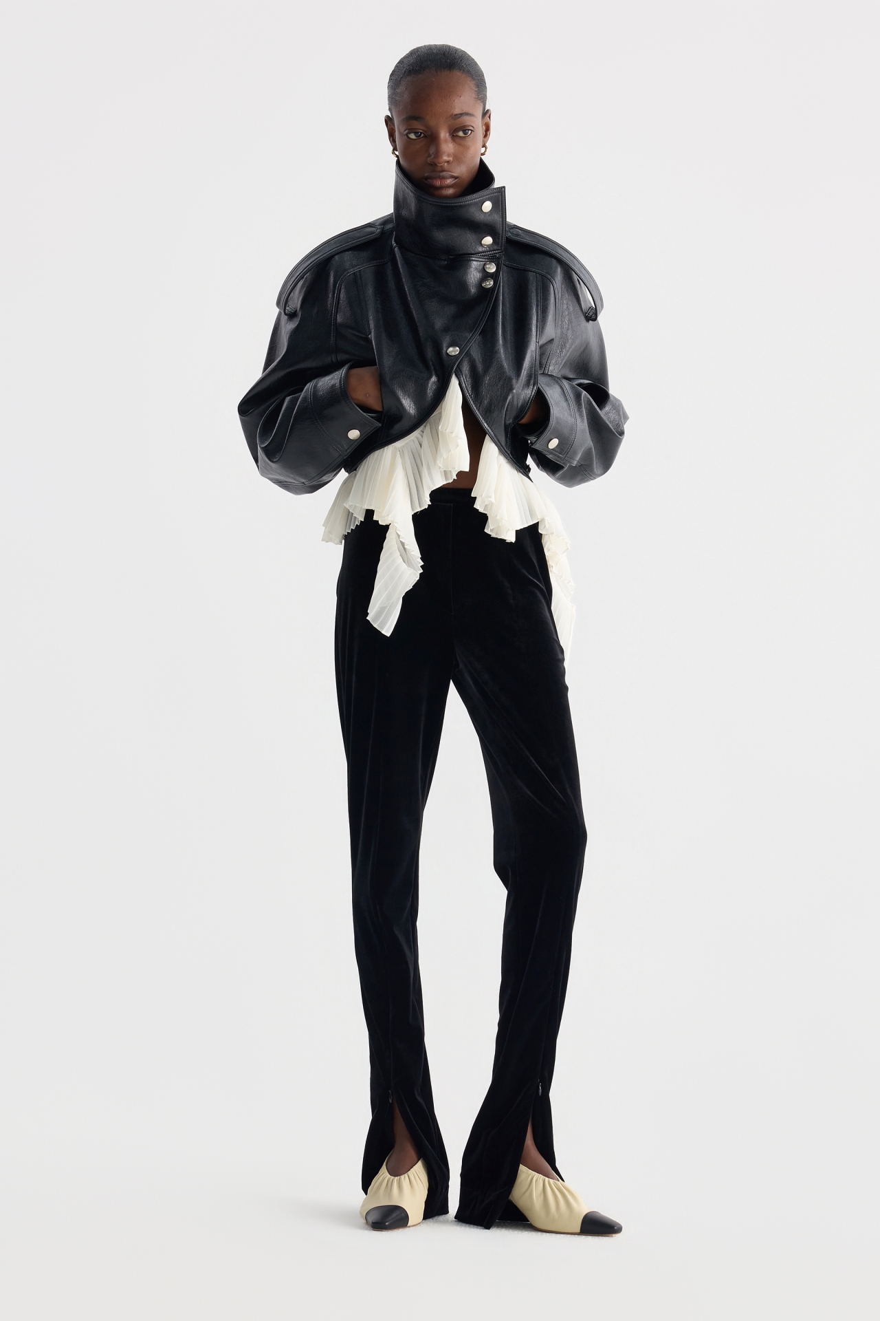 DETACHABLE PLEATED-HEM CROPPED JACKET (F26OT0031BK)