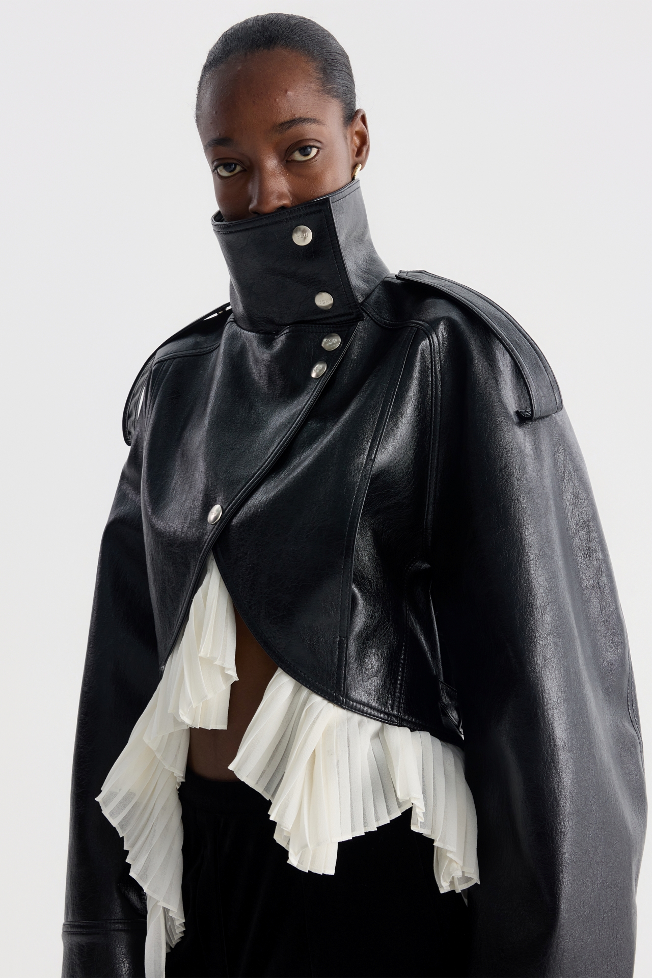 DETACHABLE PLEATED-HEM CROPPED JACKET (F26OT0031BK)