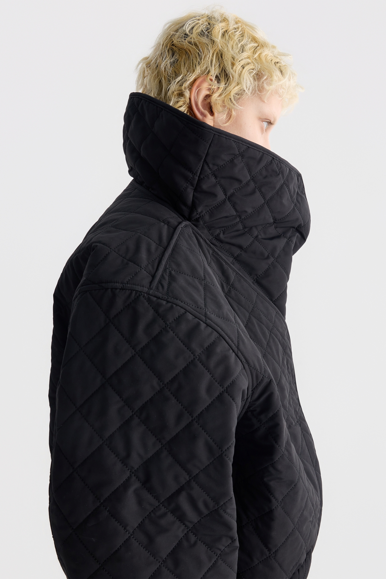 DETACHABLE FUNNEL NECK QUILTED JACKET (F26OT0091BK)