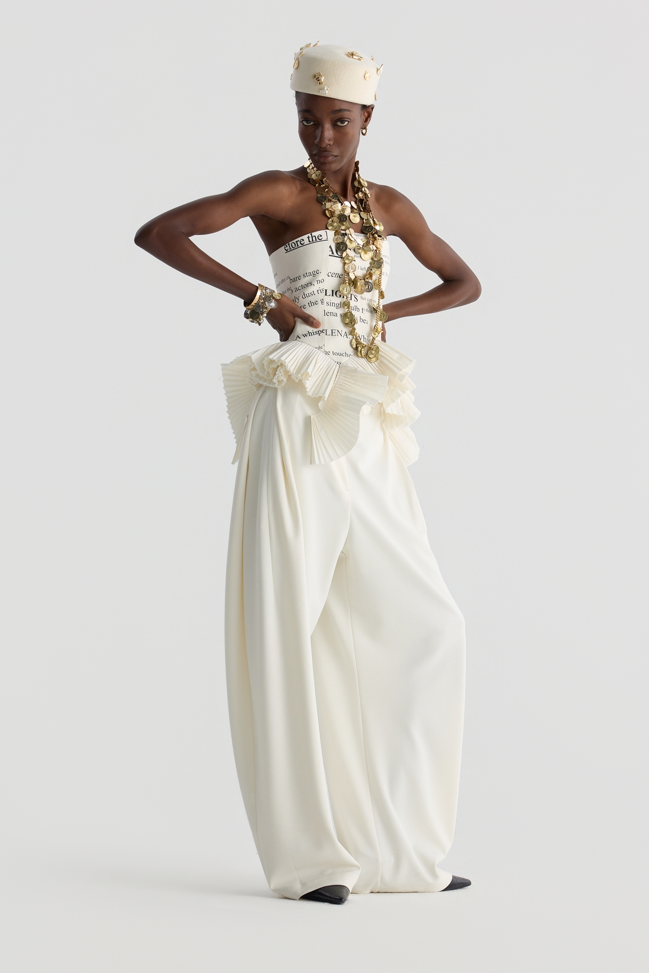 STRAPLESS RUFFLE TOP (F26TO10042CR)