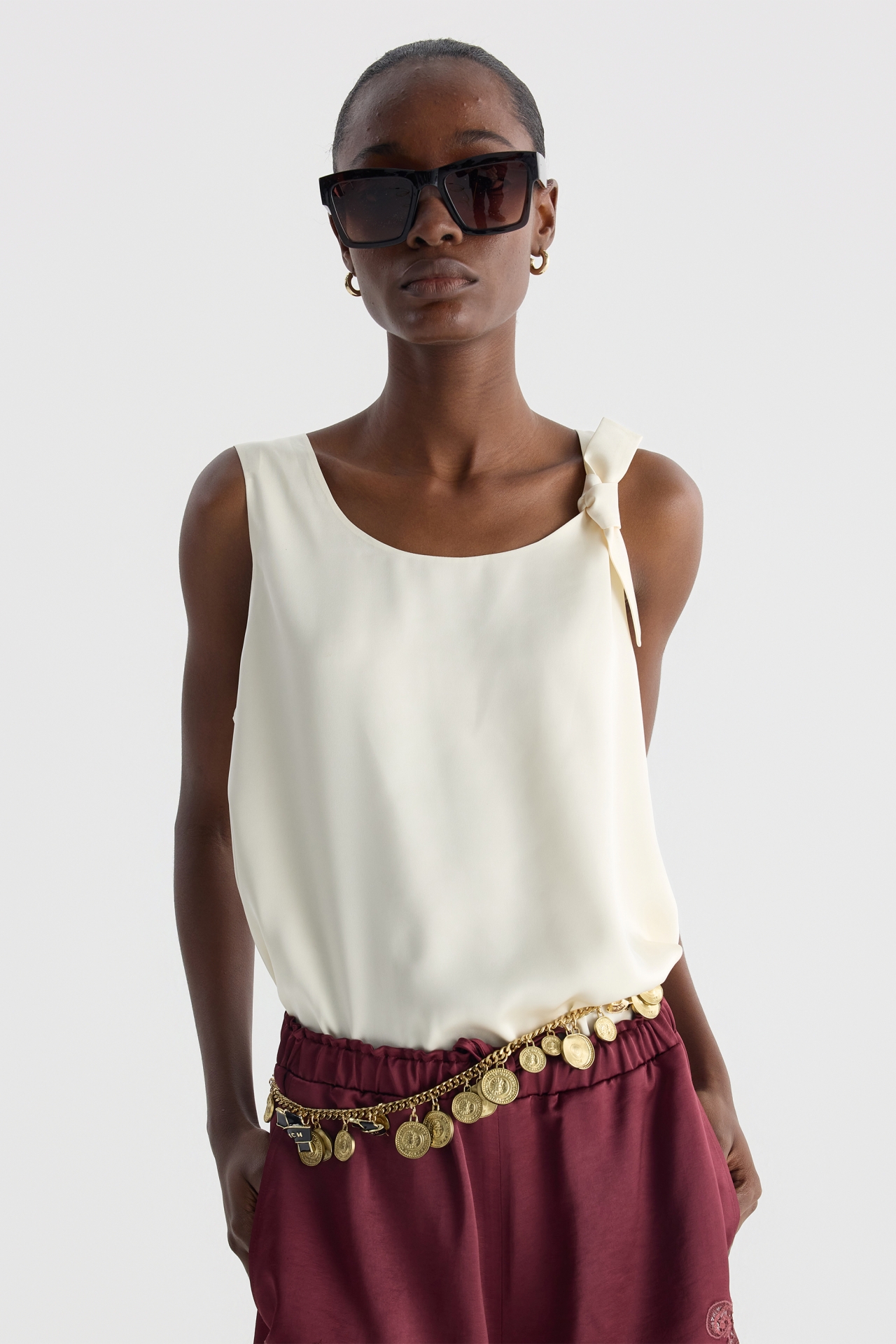 BOW-DETAIL SLEEVELESS TOP (F26TO10071IV)