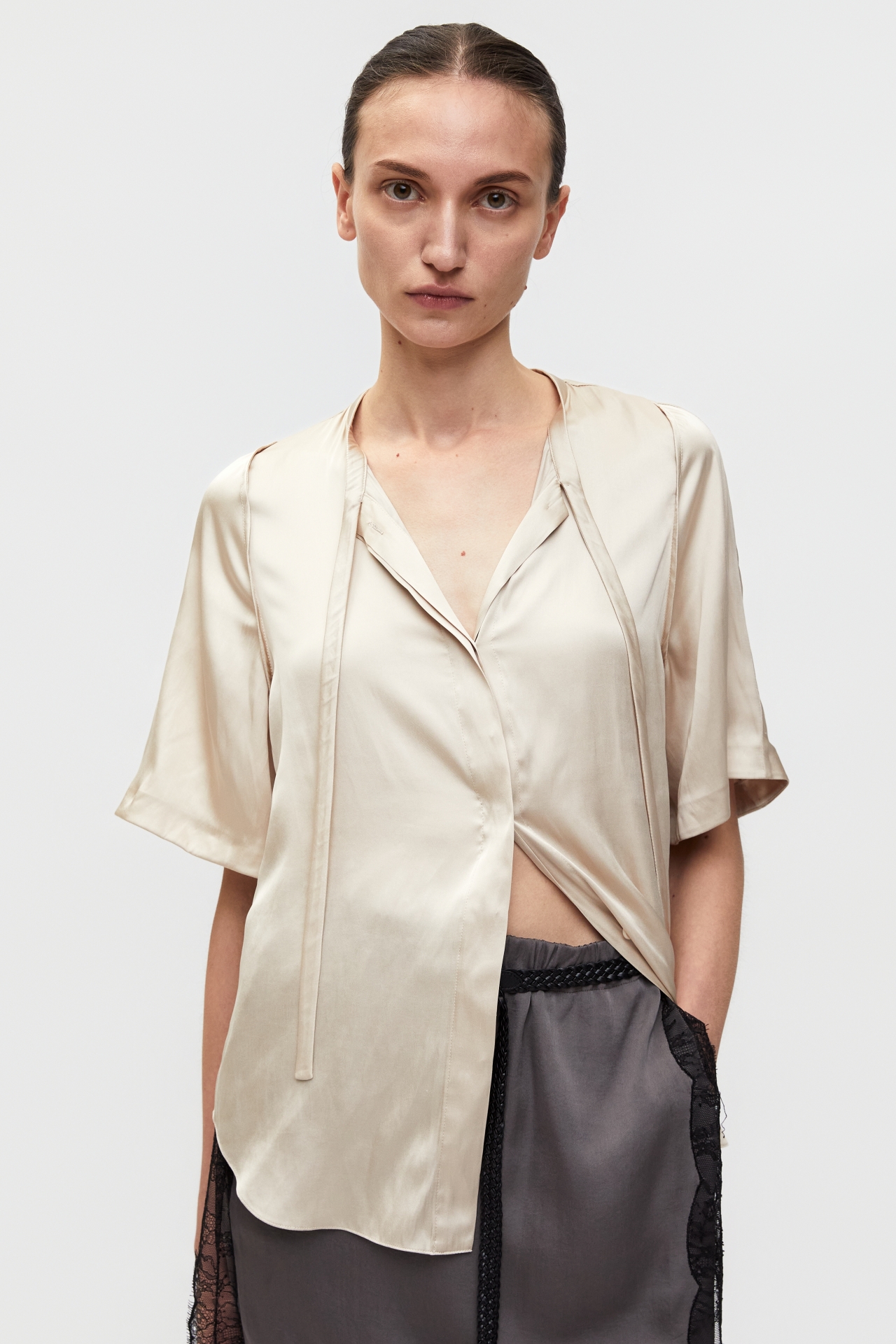 TIE-NECK BLOUSE (S26BL4061BE)