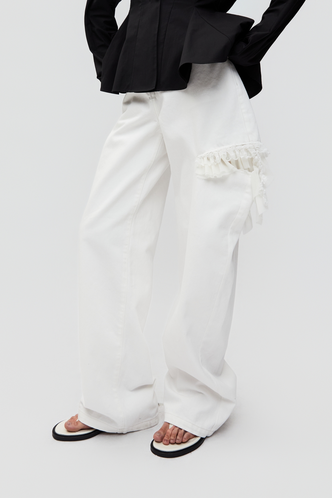 CUT-OUT LACE JEANS (S26DB8041WH)