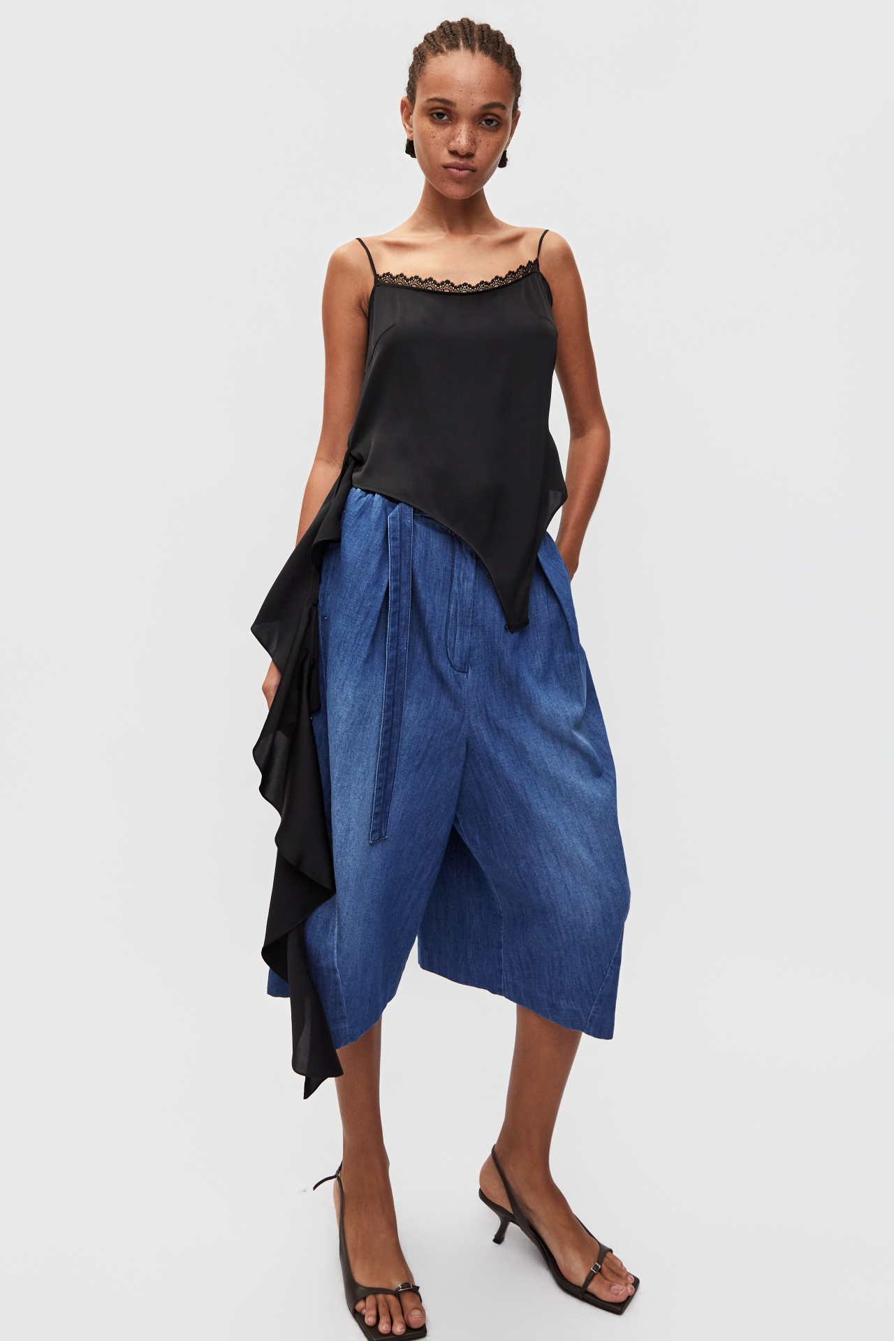 BELTED CURVED DENIM PANTS (S26DB8071BL)