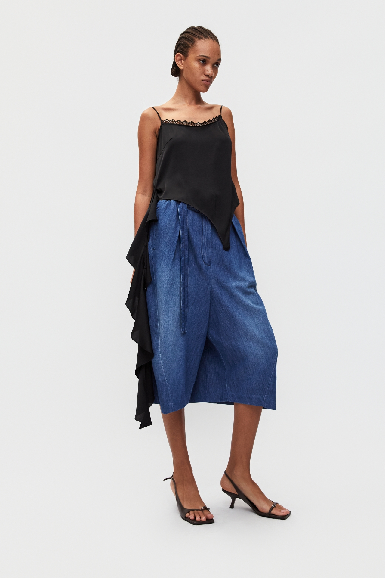 BELTED CURVED DENIM PANTS (S26DB8071BL)