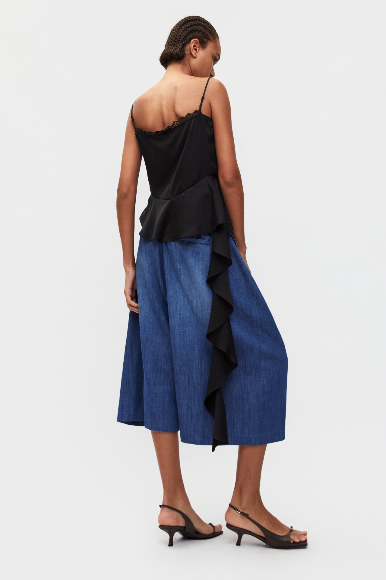 BELTED CURVED DENIM PANTS (S26DB8071BL)