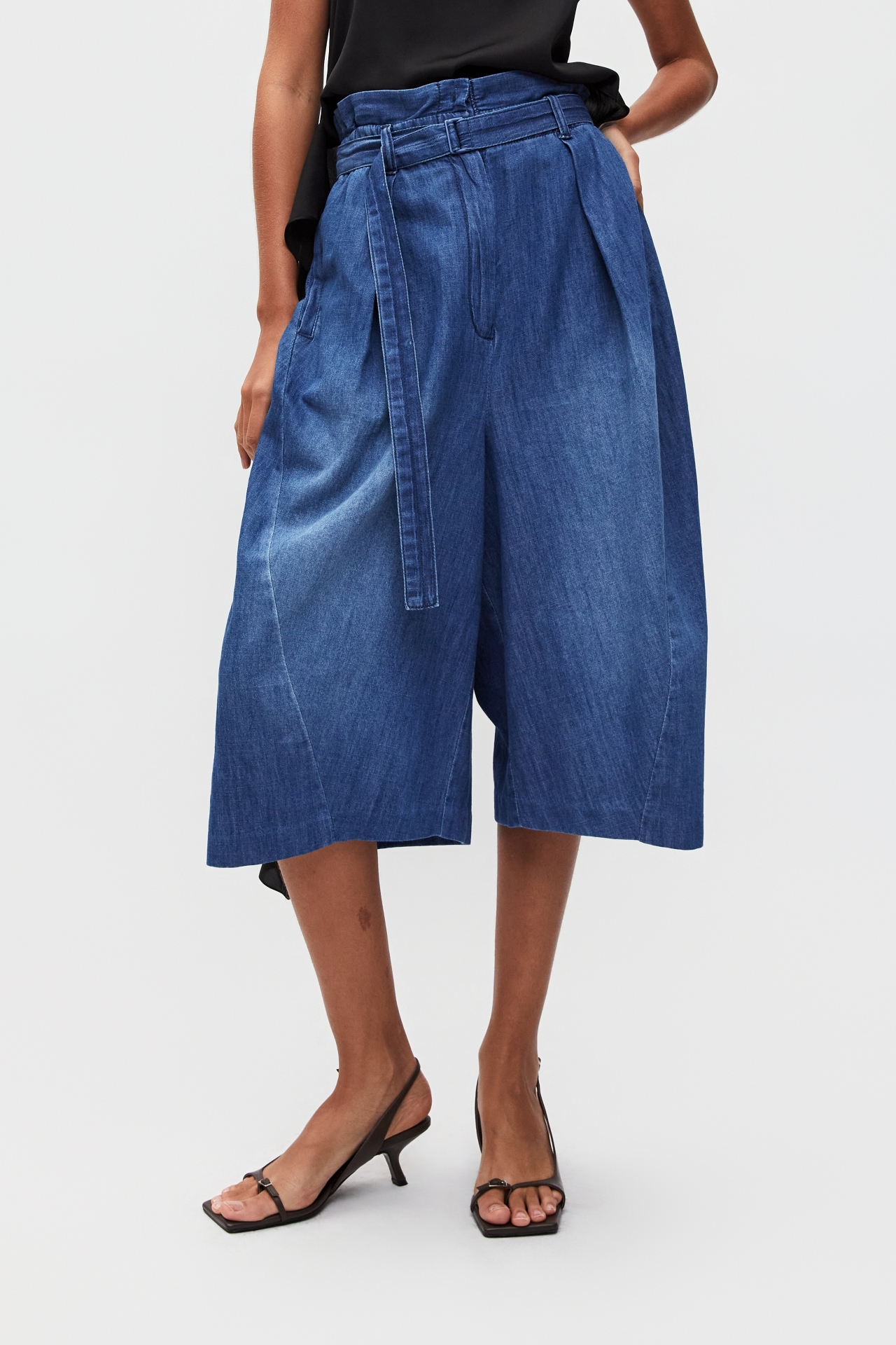 BELTED CURVED DENIM PANTS (S26DB8071BL)