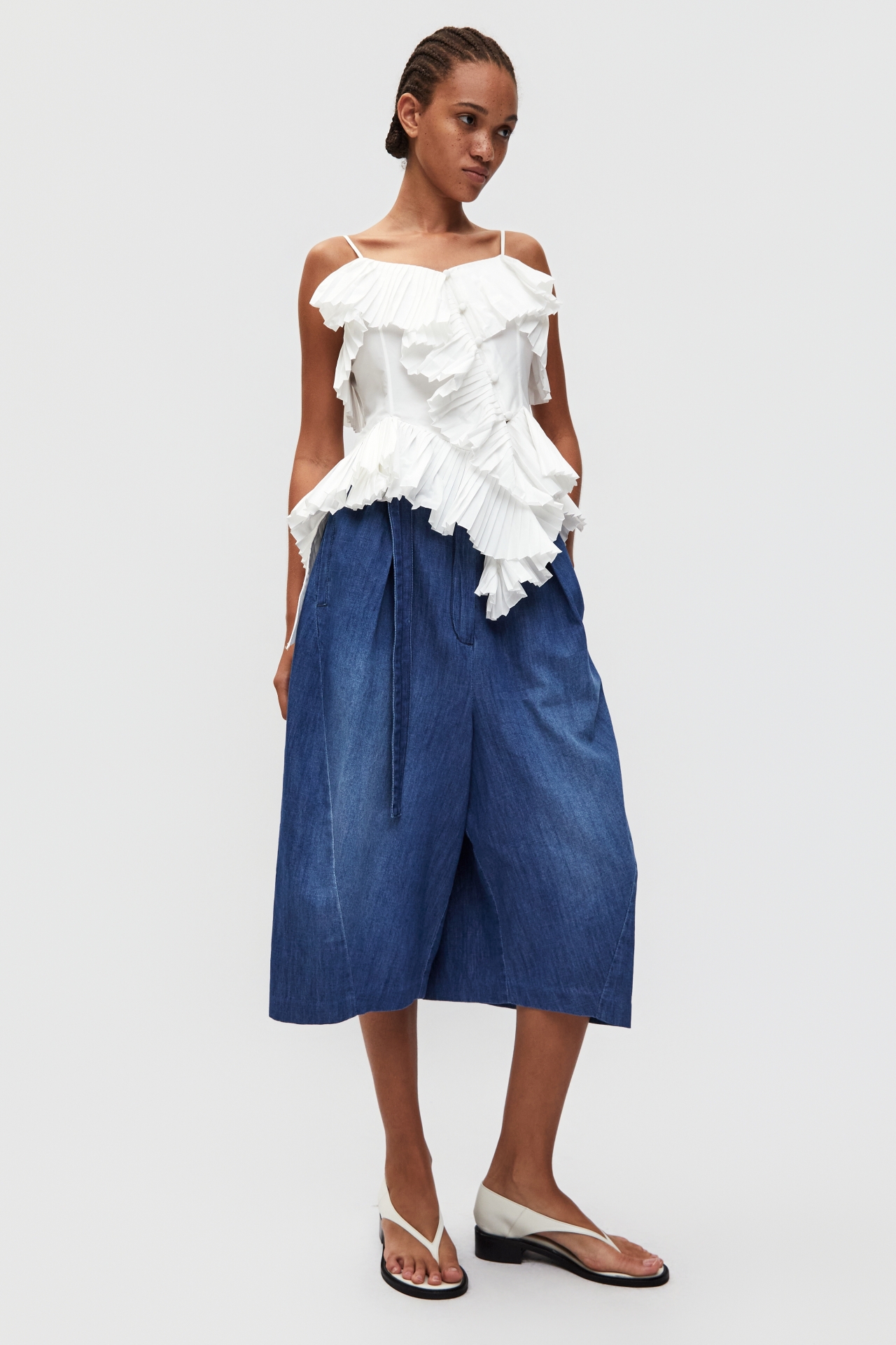 BELTED CURVED DENIM PANTS (S26DB8071BL)