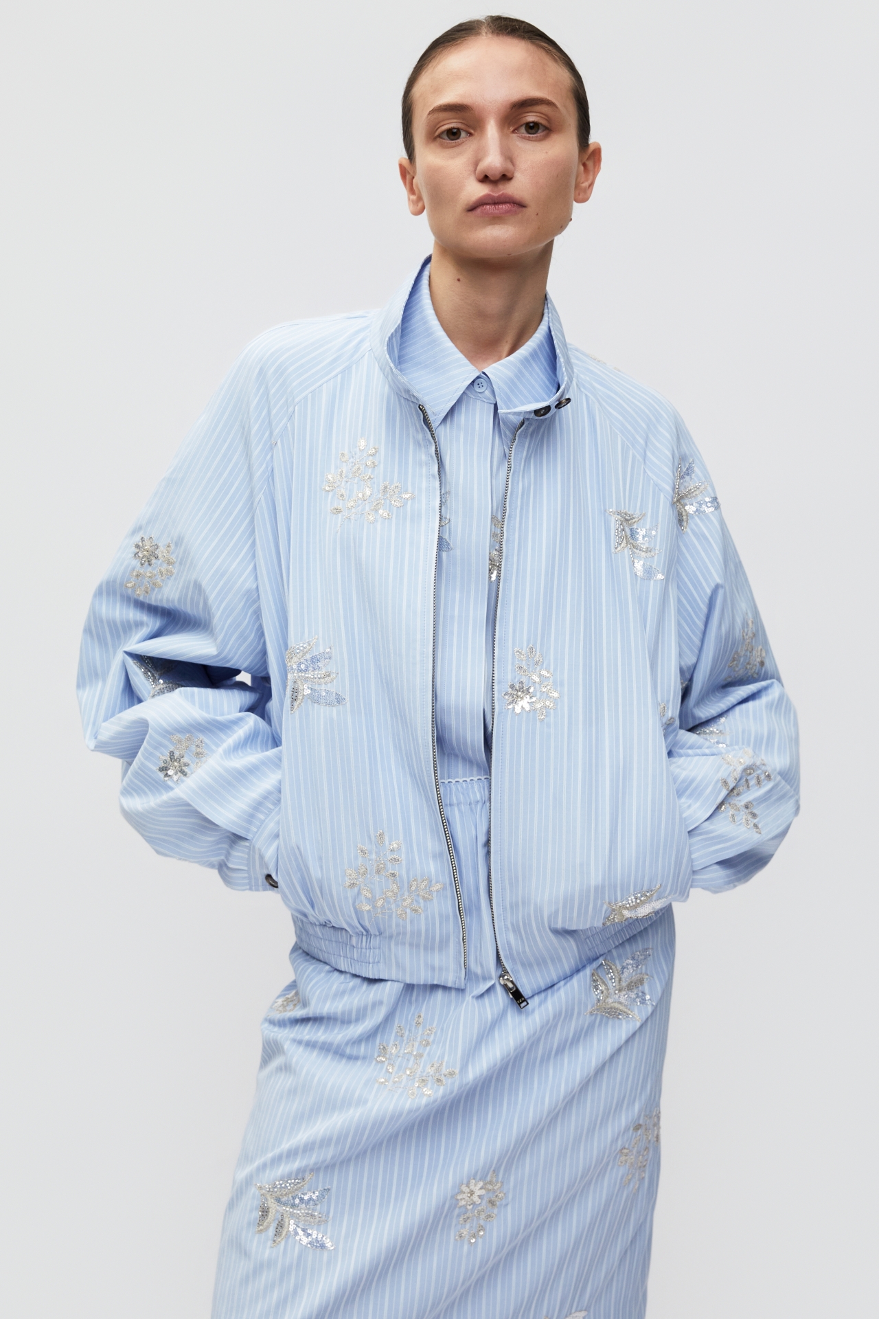 EMBROIDERED ZIP-UP BLOUSON JACKET (S26OT0021BL)