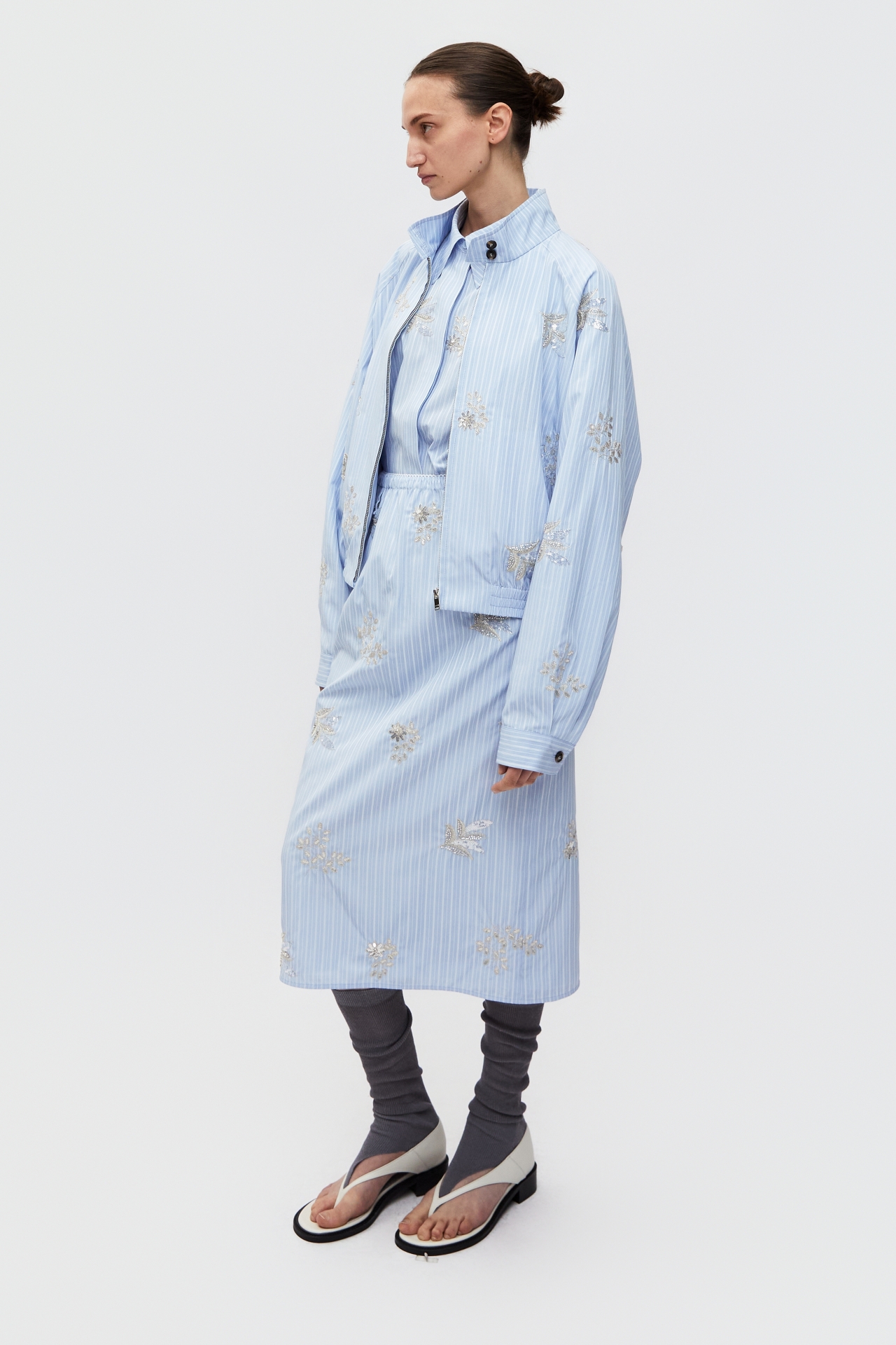 EMBROIDERED ZIP-UP BLOUSON JACKET (S26OT0021BL)