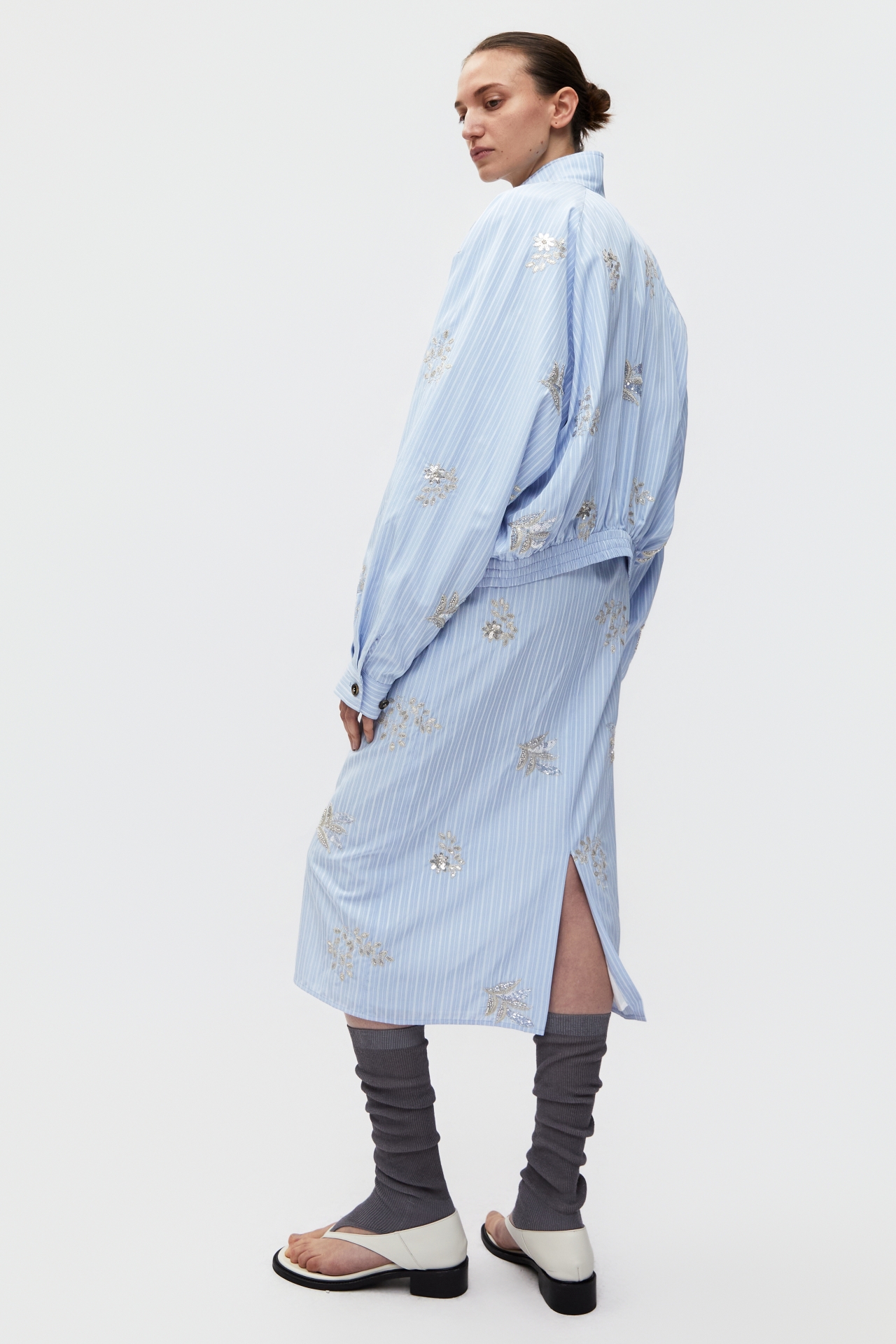 EMBROIDERED ZIP-UP BLOUSON JACKET (S26OT0021BL)