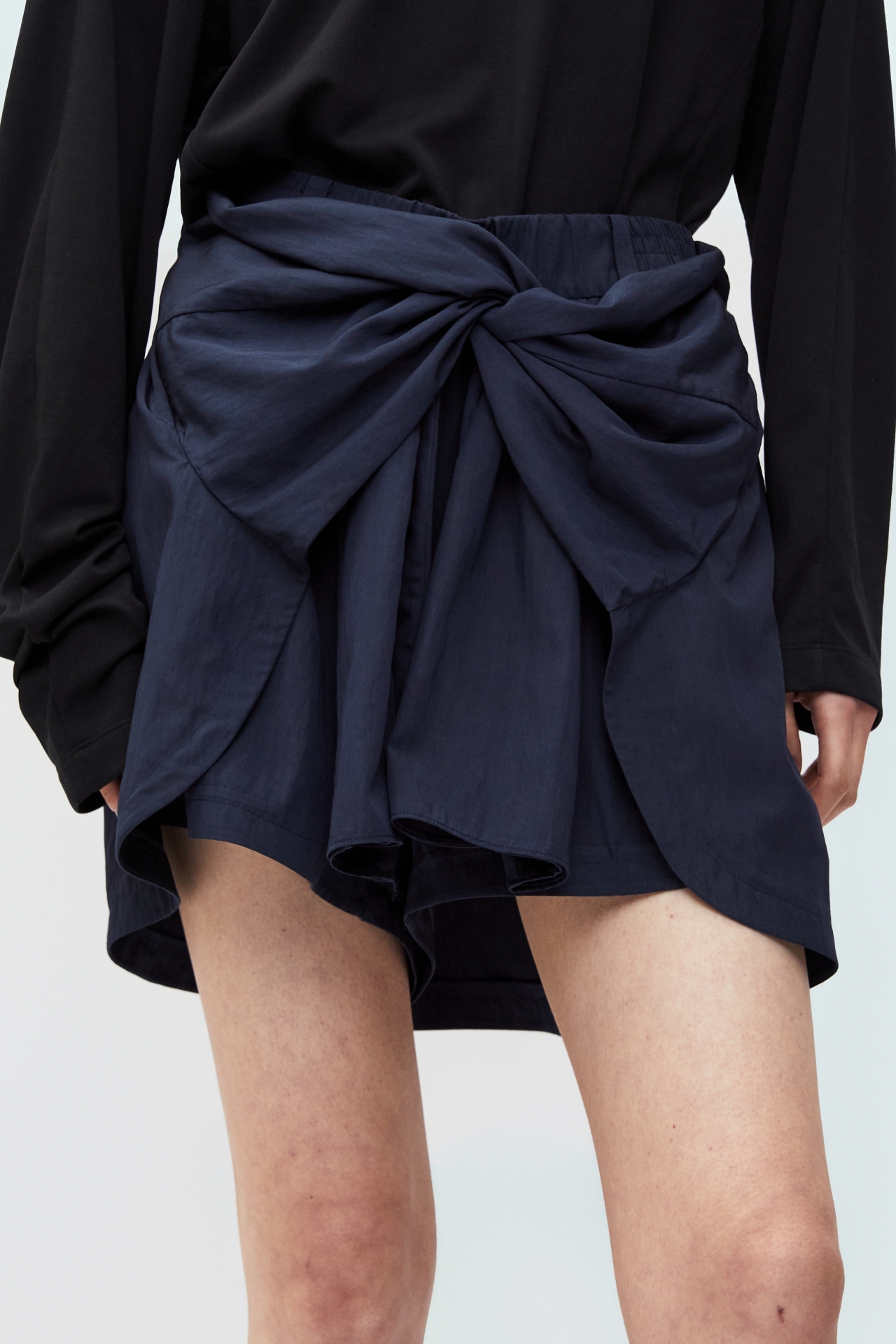 KNOT-WRAP SHORTS (S26PT5011NV)