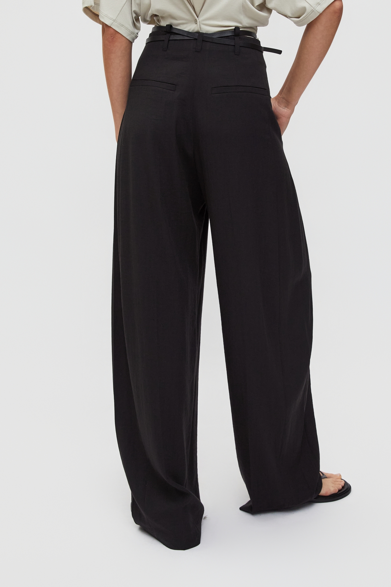 BELTED TUCK PANTS (S26PT5111BK)