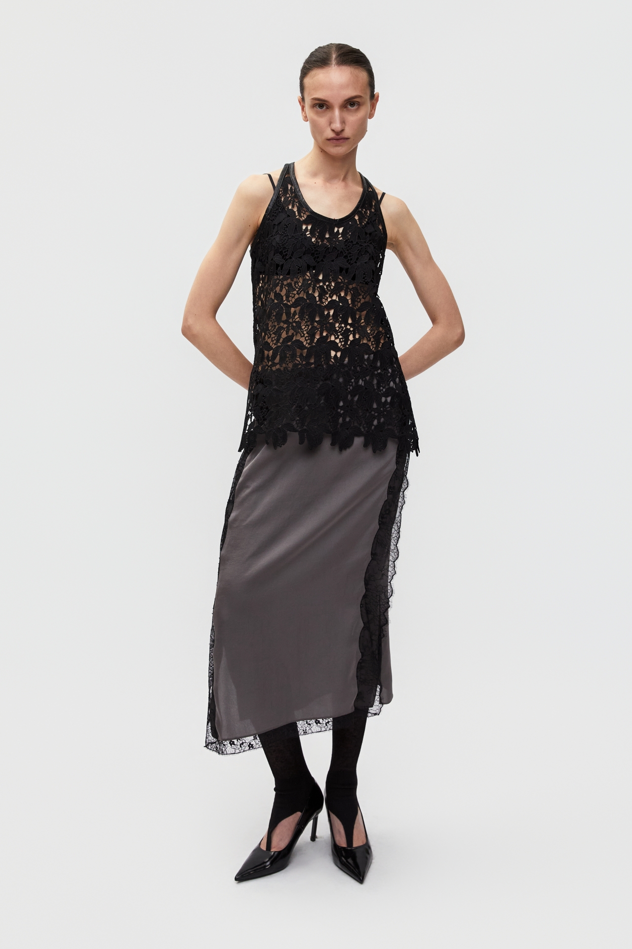 LACE SLEEVELESS TOP (S26TO10032BK)