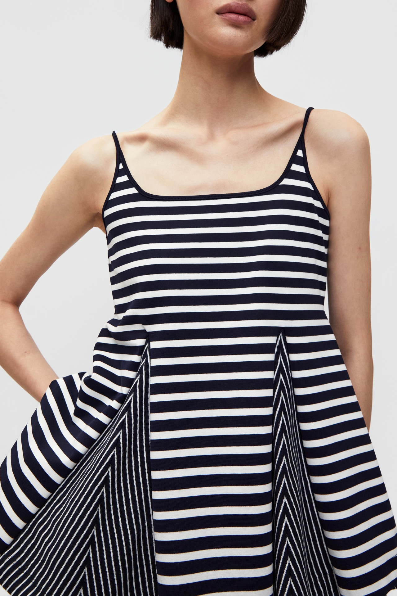 STRIPED CAMI TOP (S26TS11102NV)