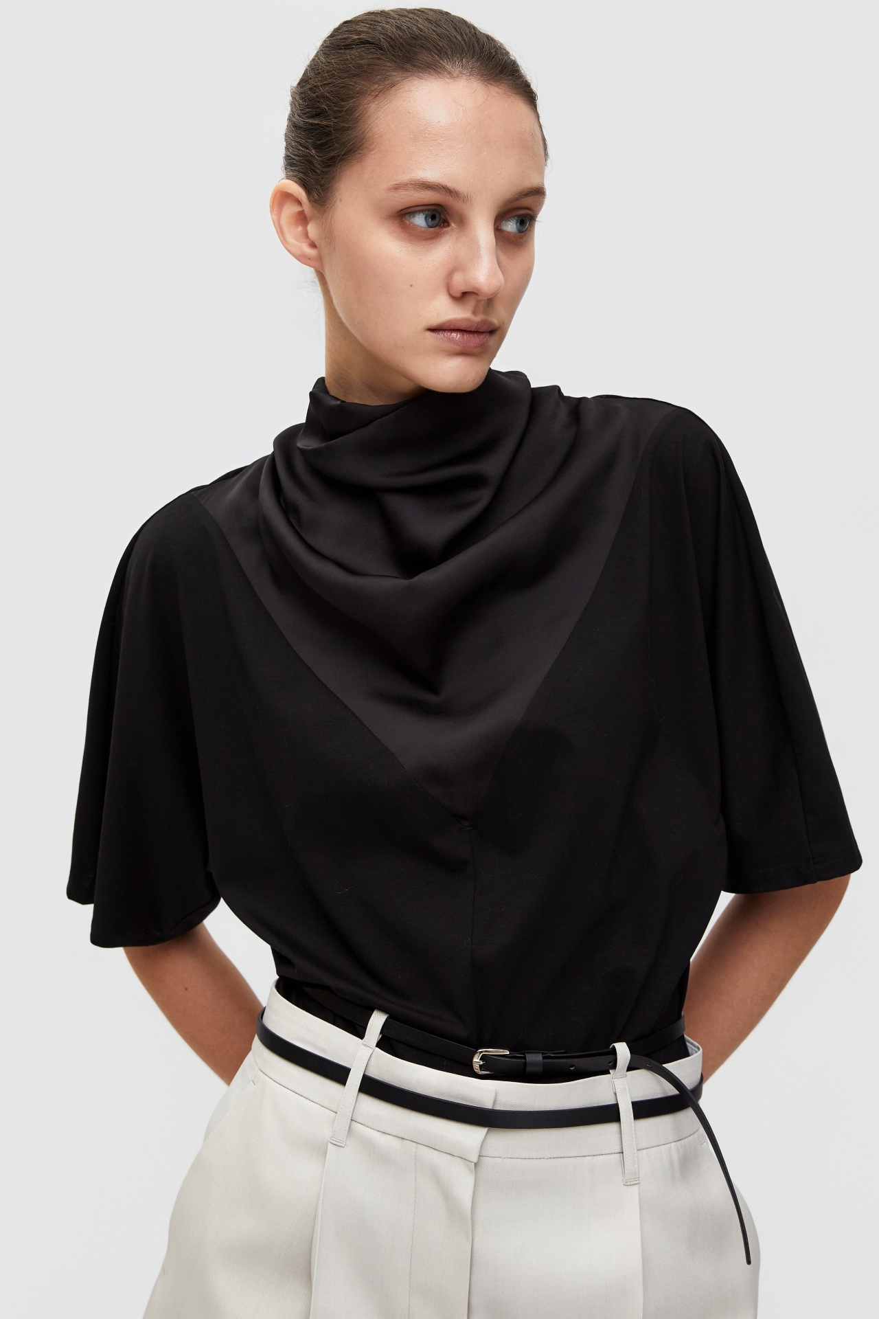 BACKLESS DETAIL SHORT SLEEVE TOP (S26TS11121BK)