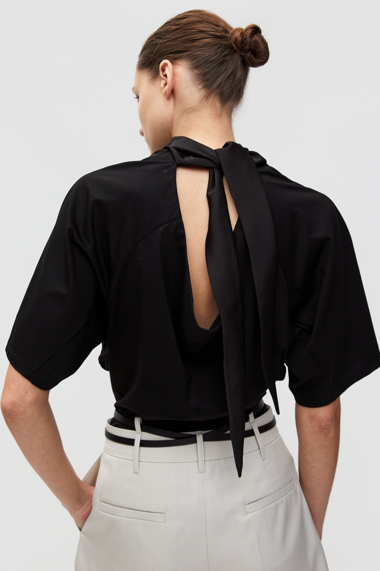 BACKLESS DETAIL SHORT SLEEVE TOP (S26TS11121BK)