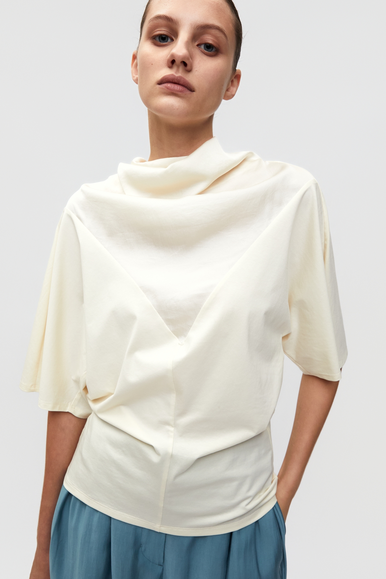 BACKLESS DETAIL SHORT SLEEVE TOP (S26TS11121CR)