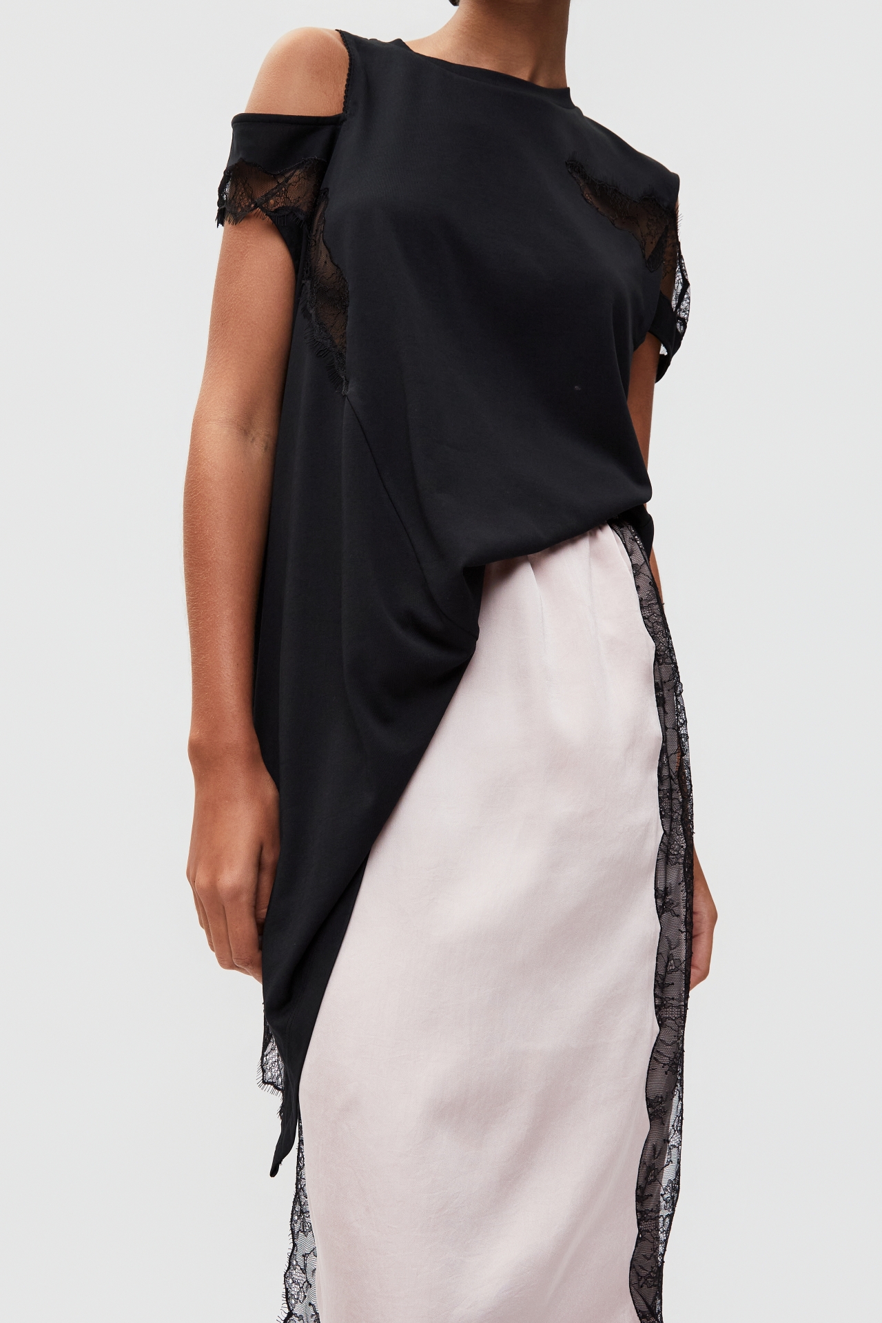 ASYMMETRIC OFF-SHOULDER TOP (S26TS11161BK)