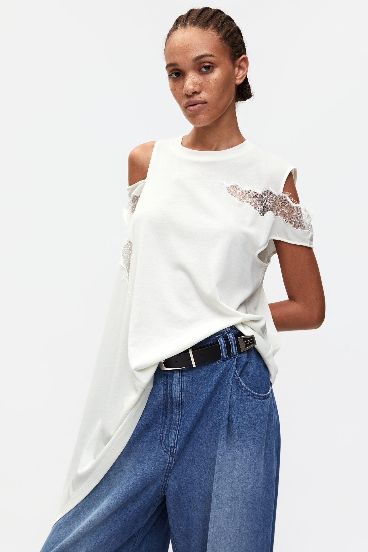 ASYMMETRIC OFF-SHOULDER TOP (S26TS11161IV)