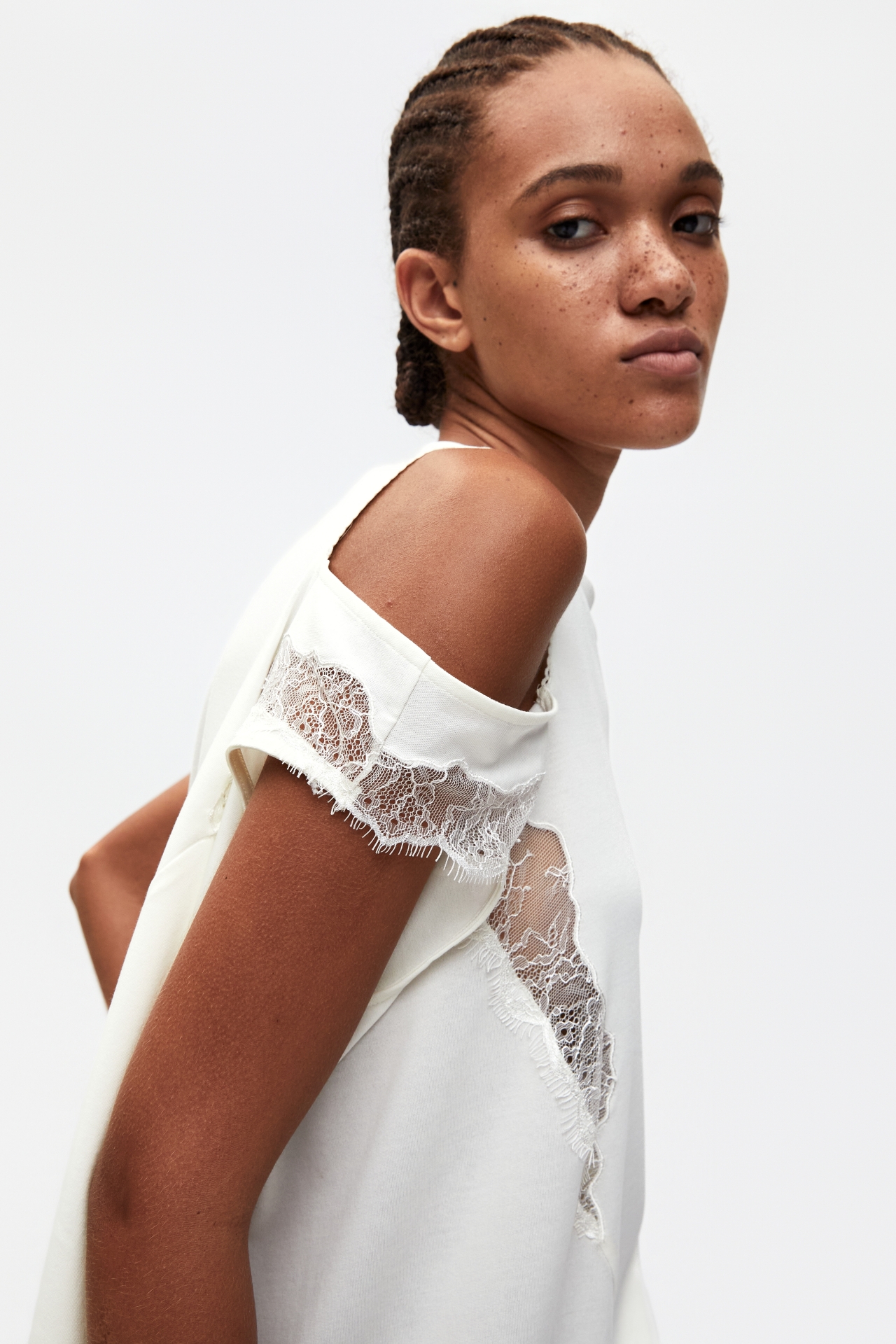 ASYMMETRIC OFF-SHOULDER TOP (S26TS11161IV)