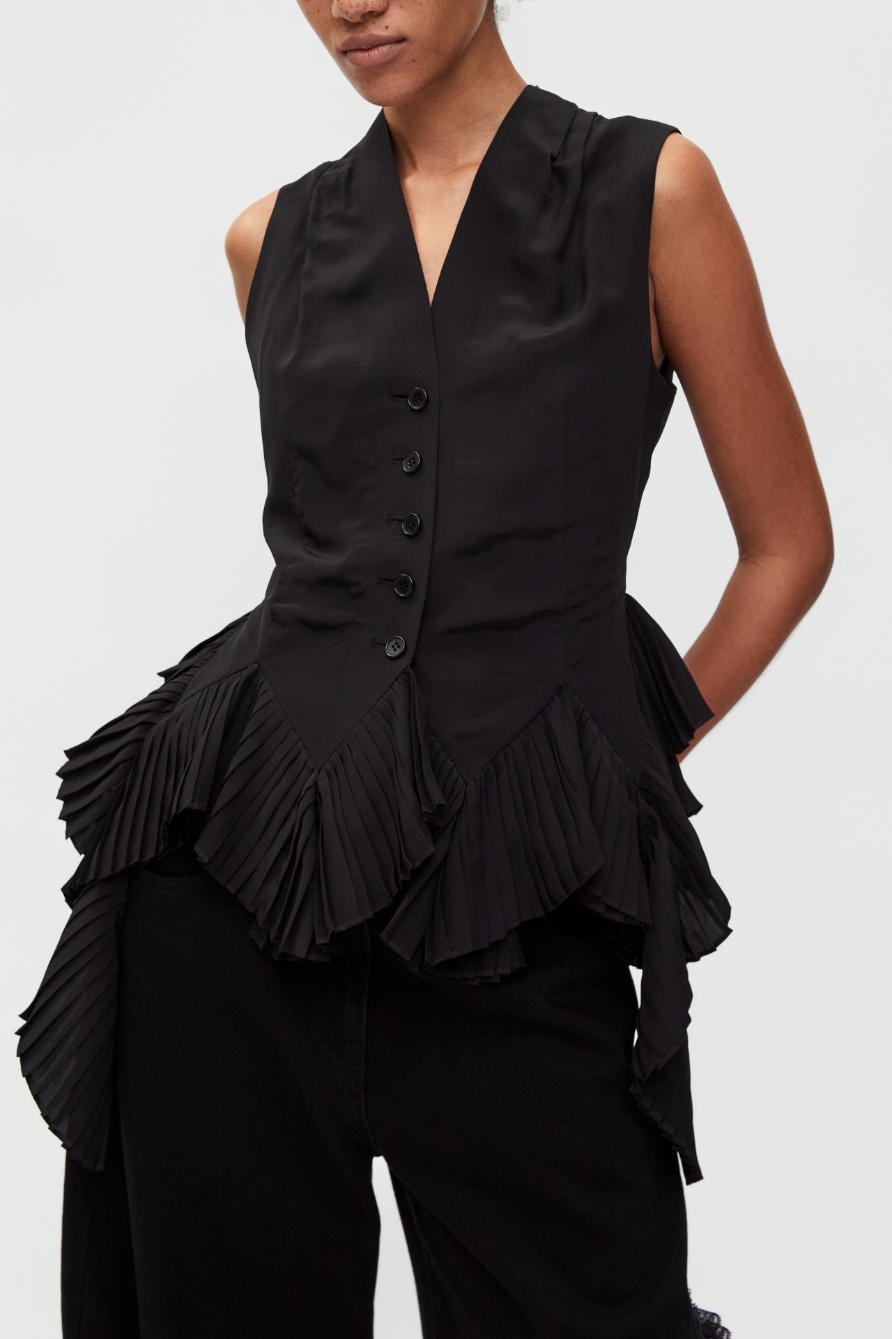 PLEATED ASYMMETRICAL-HEM VEST (S26VT3011BK)