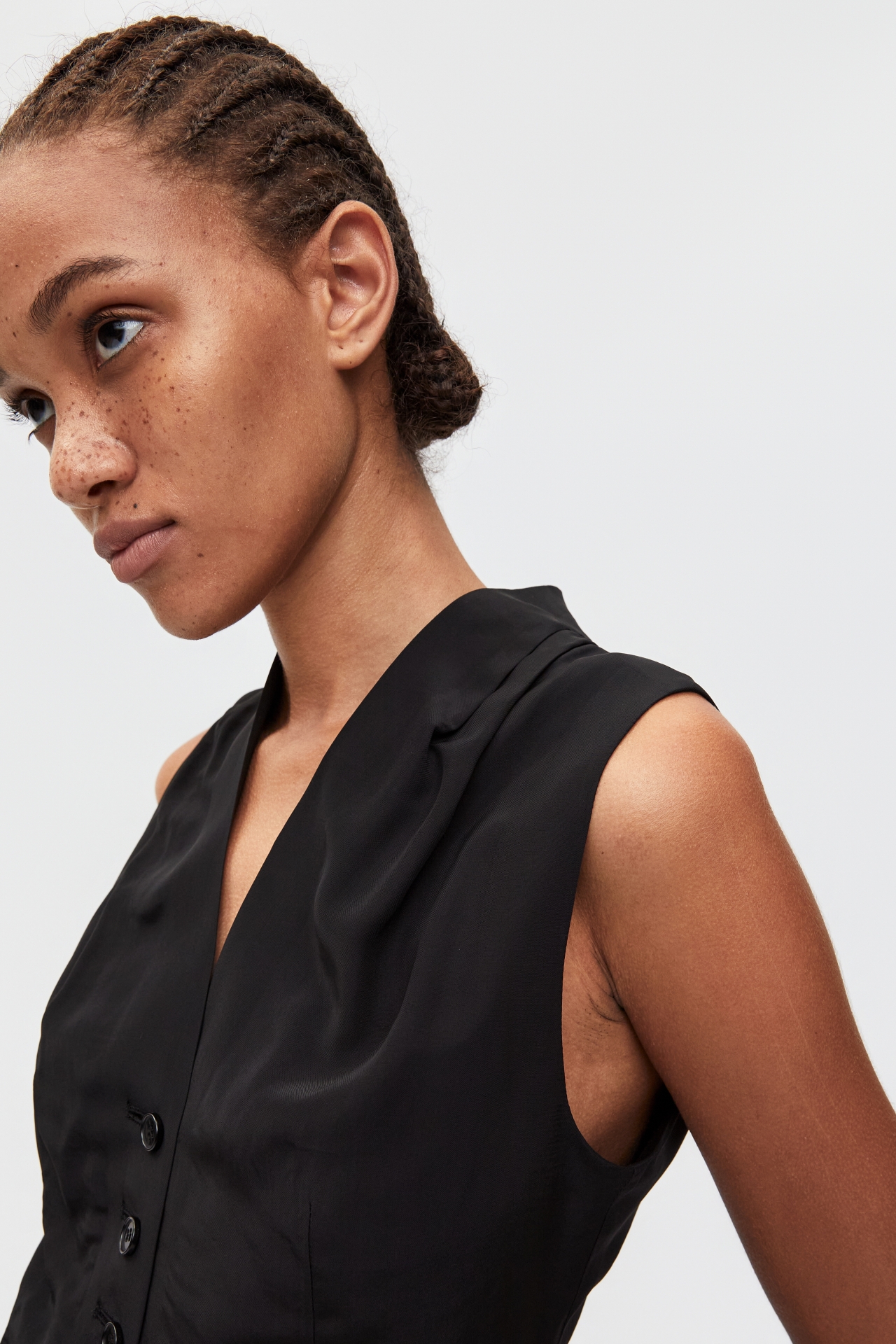 PLEATED ASYMMETRICAL-HEM VEST (S26VT3011BK)