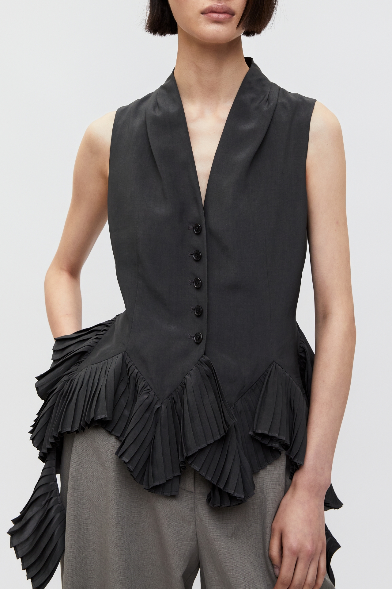 PLEATED ASYMMETRICAL-HEM VEST (S26VT3011KK)