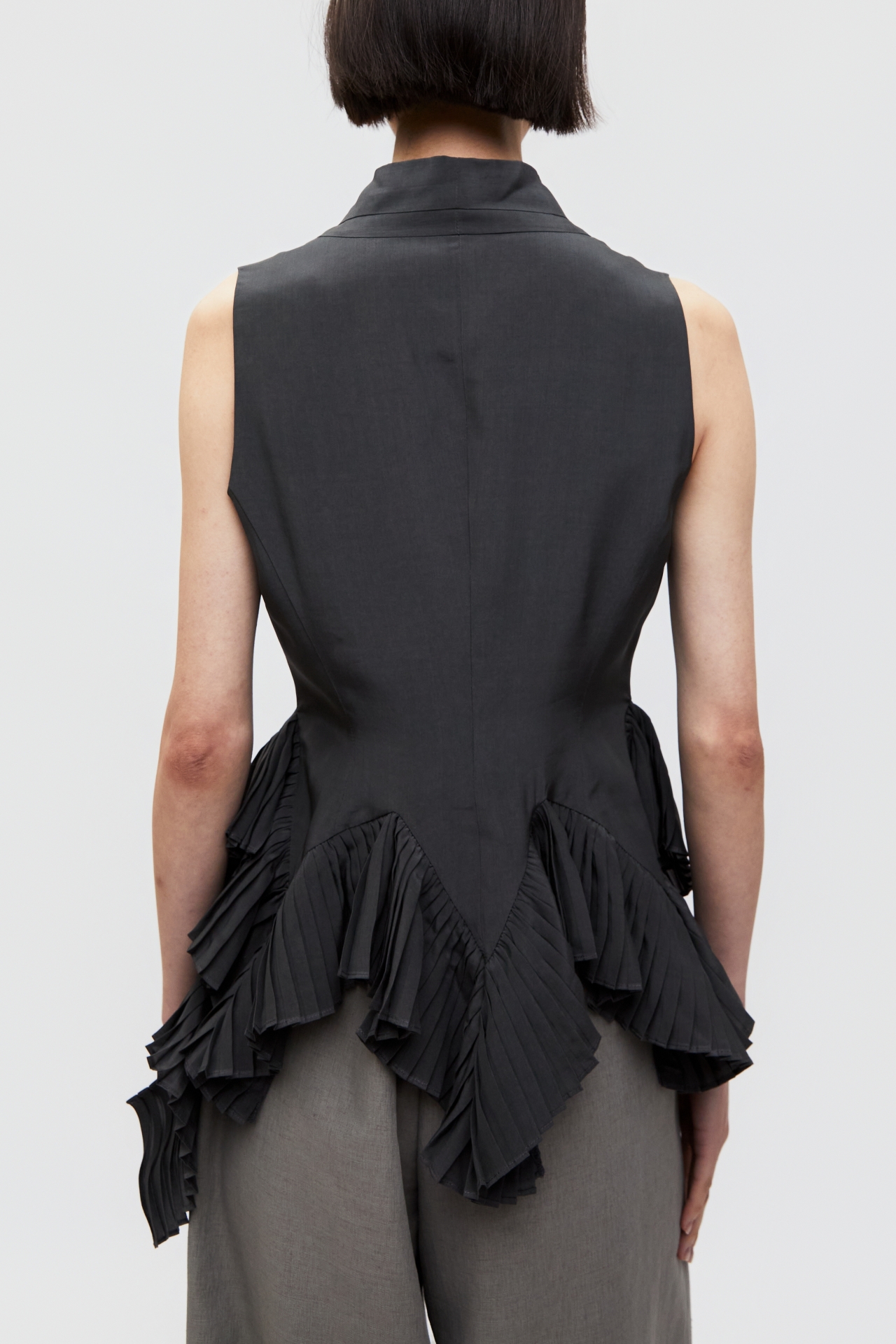 PLEATED ASYMMETRICAL-HEM VEST (S26VT3011KK)