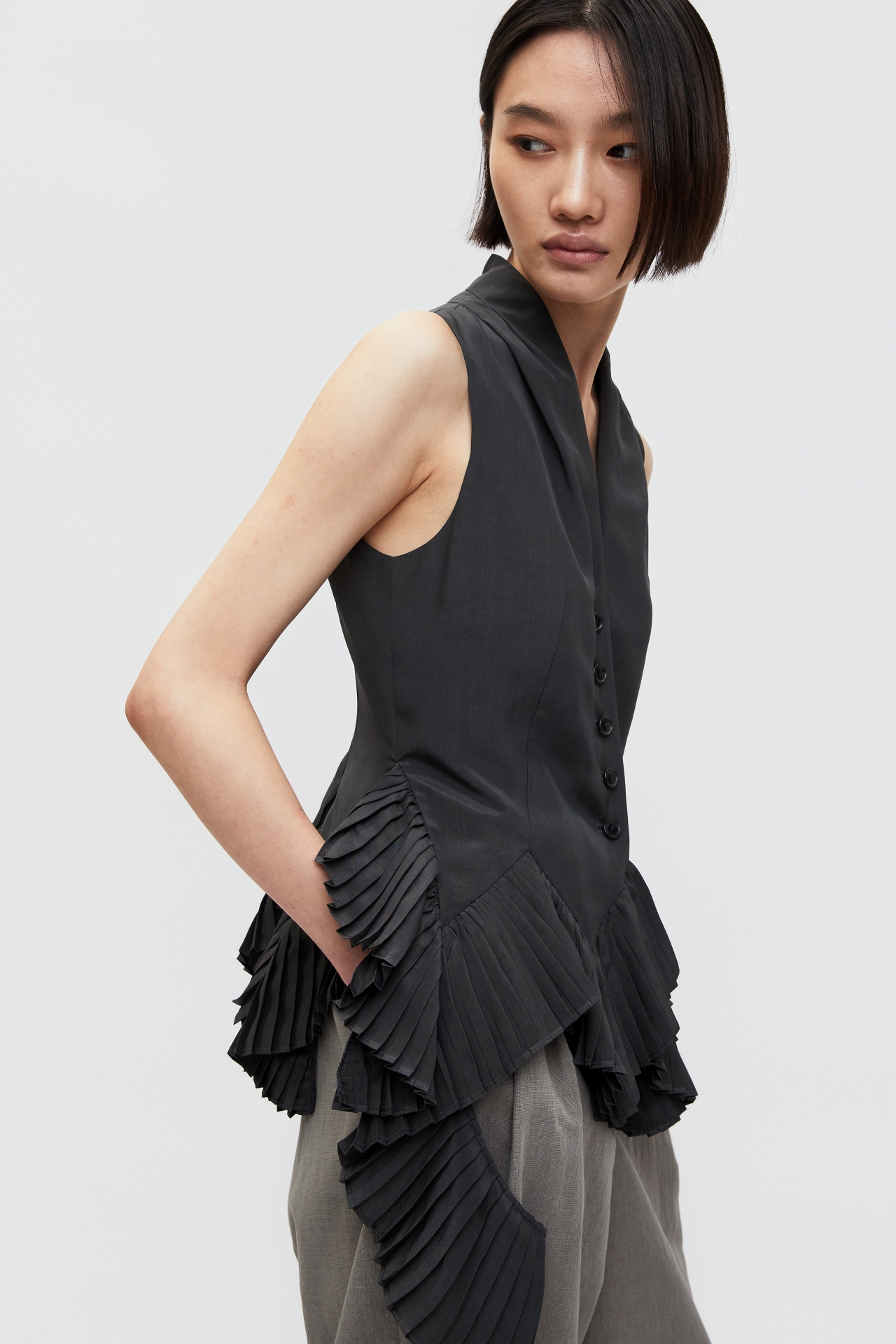 PLEATED ASYMMETRICAL-HEM VEST (S26VT3011KK)