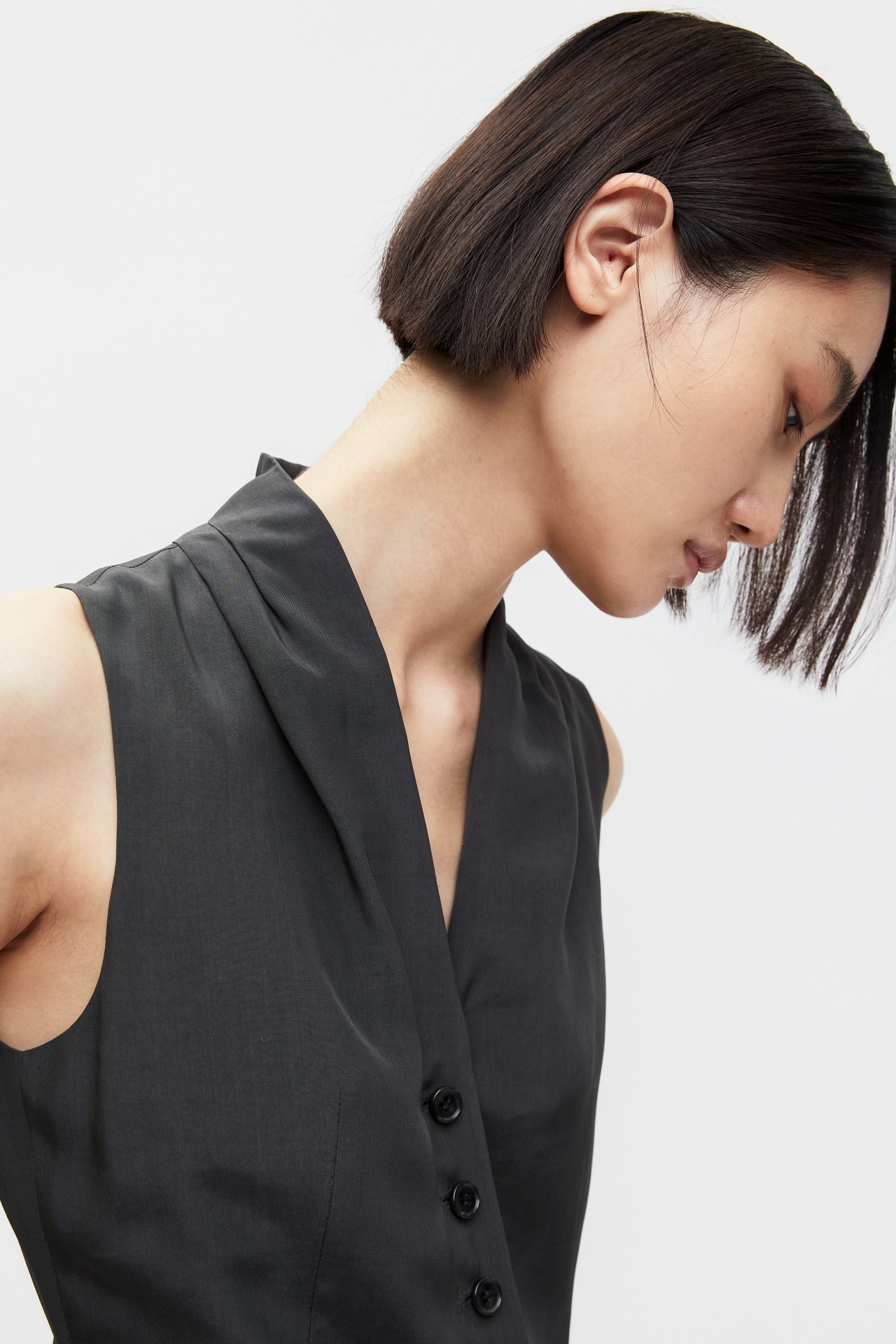PLEATED ASYMMETRICAL-HEM VEST (S26VT3011KK)