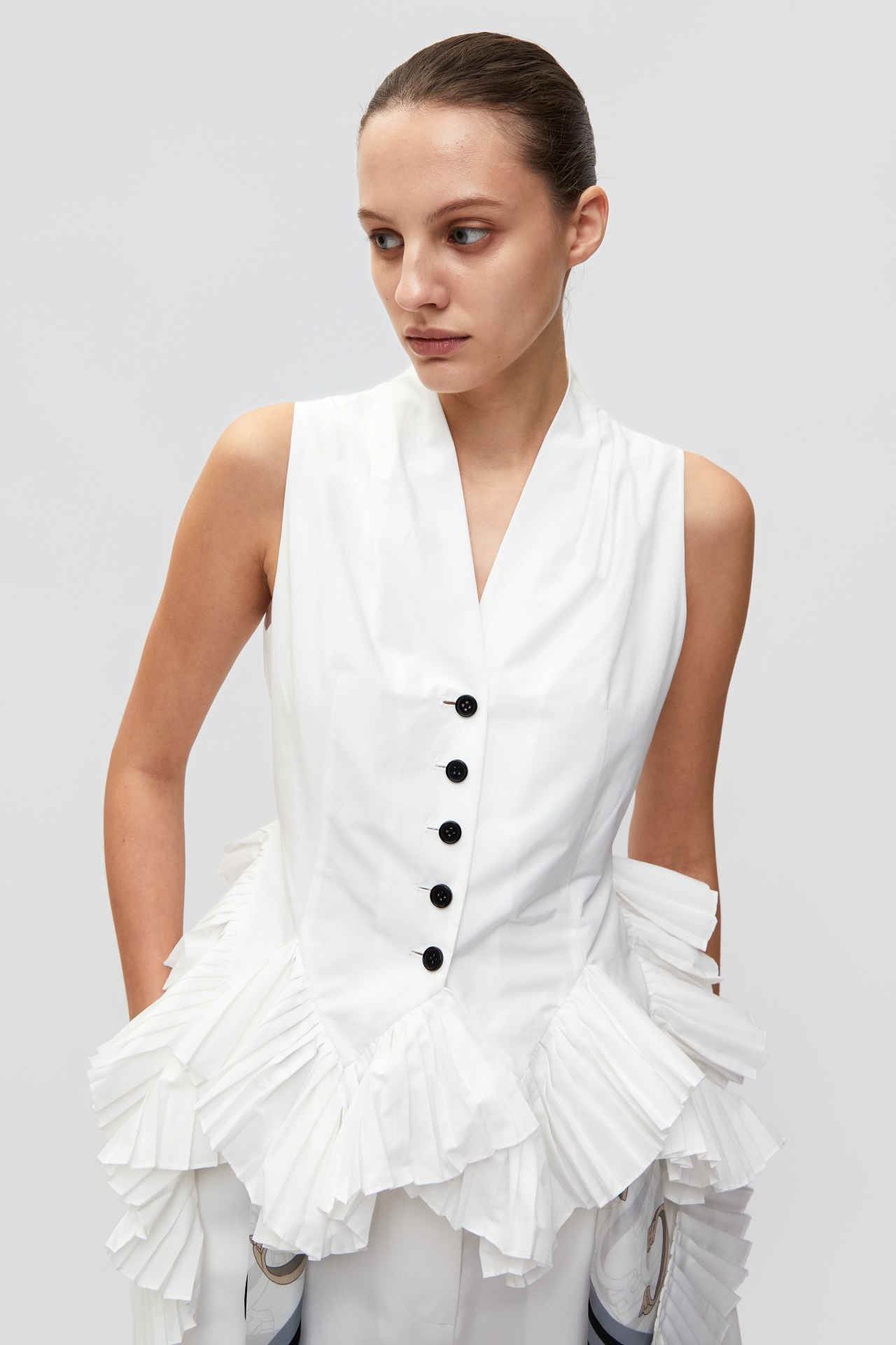 PLEATED ASYMMETRICAL-HEM VEST (S26VT3012WH)