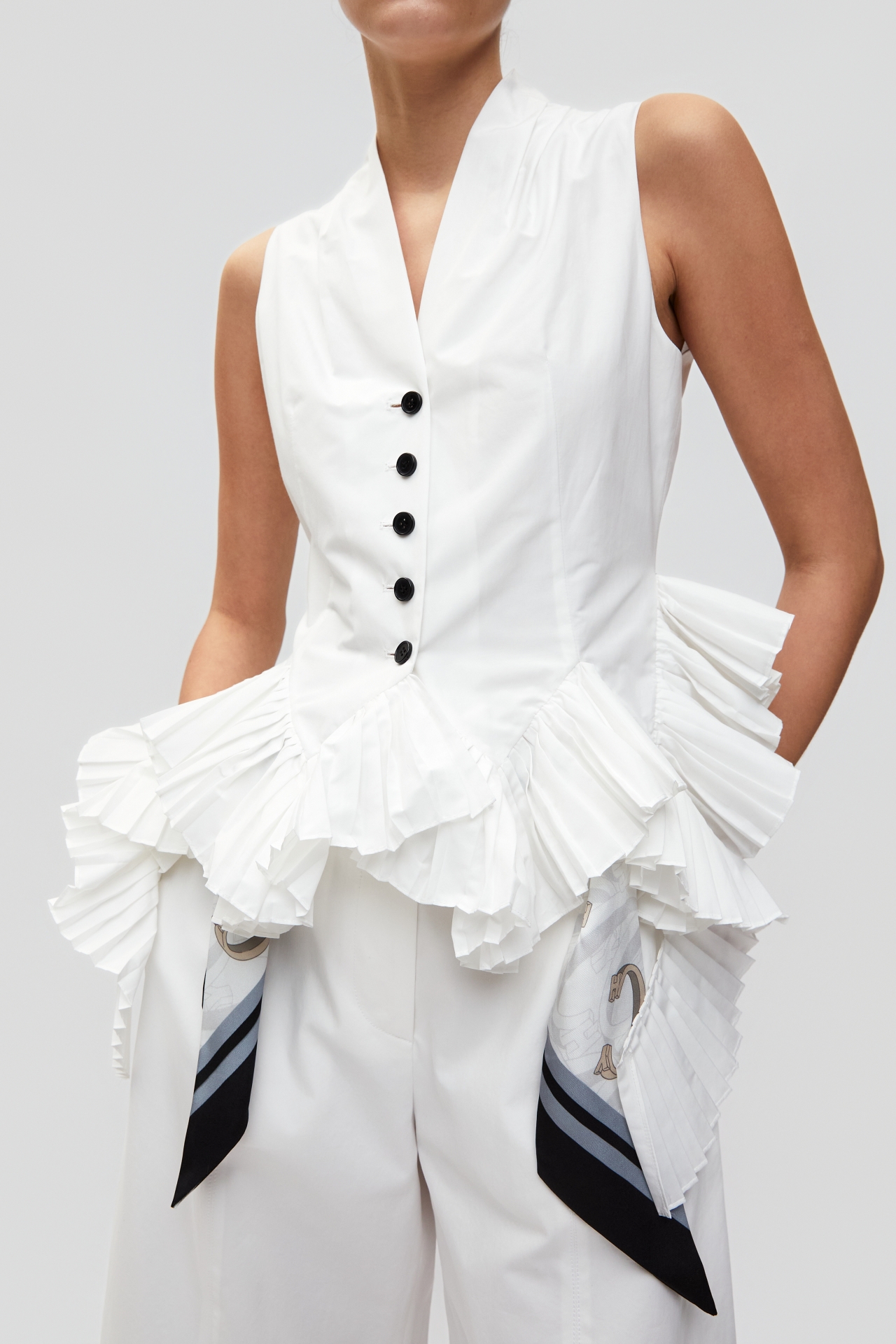 PLEATED ASYMMETRICAL-HEM VEST (S26VT3012WH)