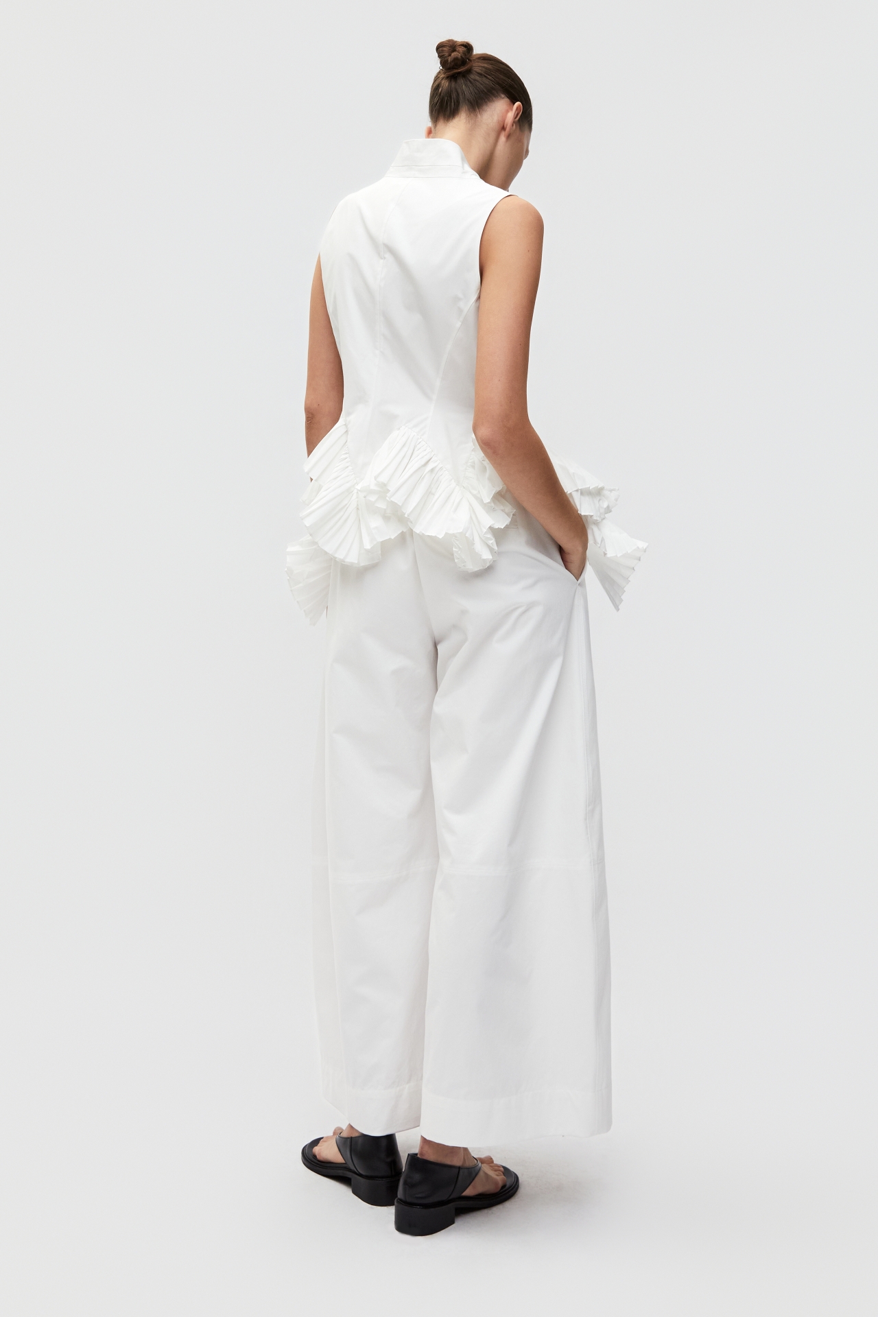 PLEATED ASYMMETRICAL-HEM VEST (S26VT3012WH)